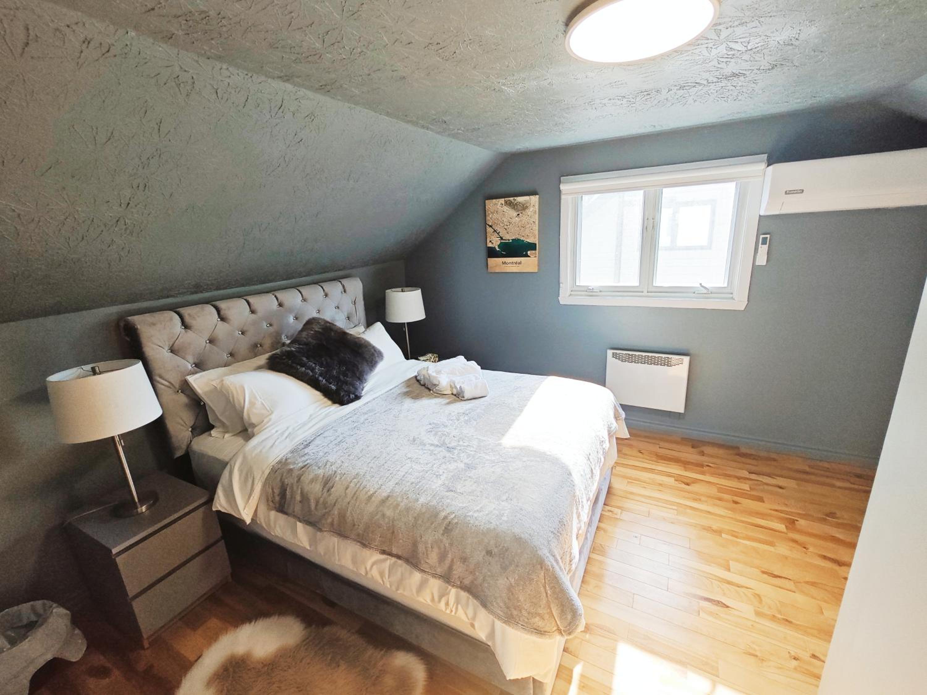 Detached house near metro with private parking