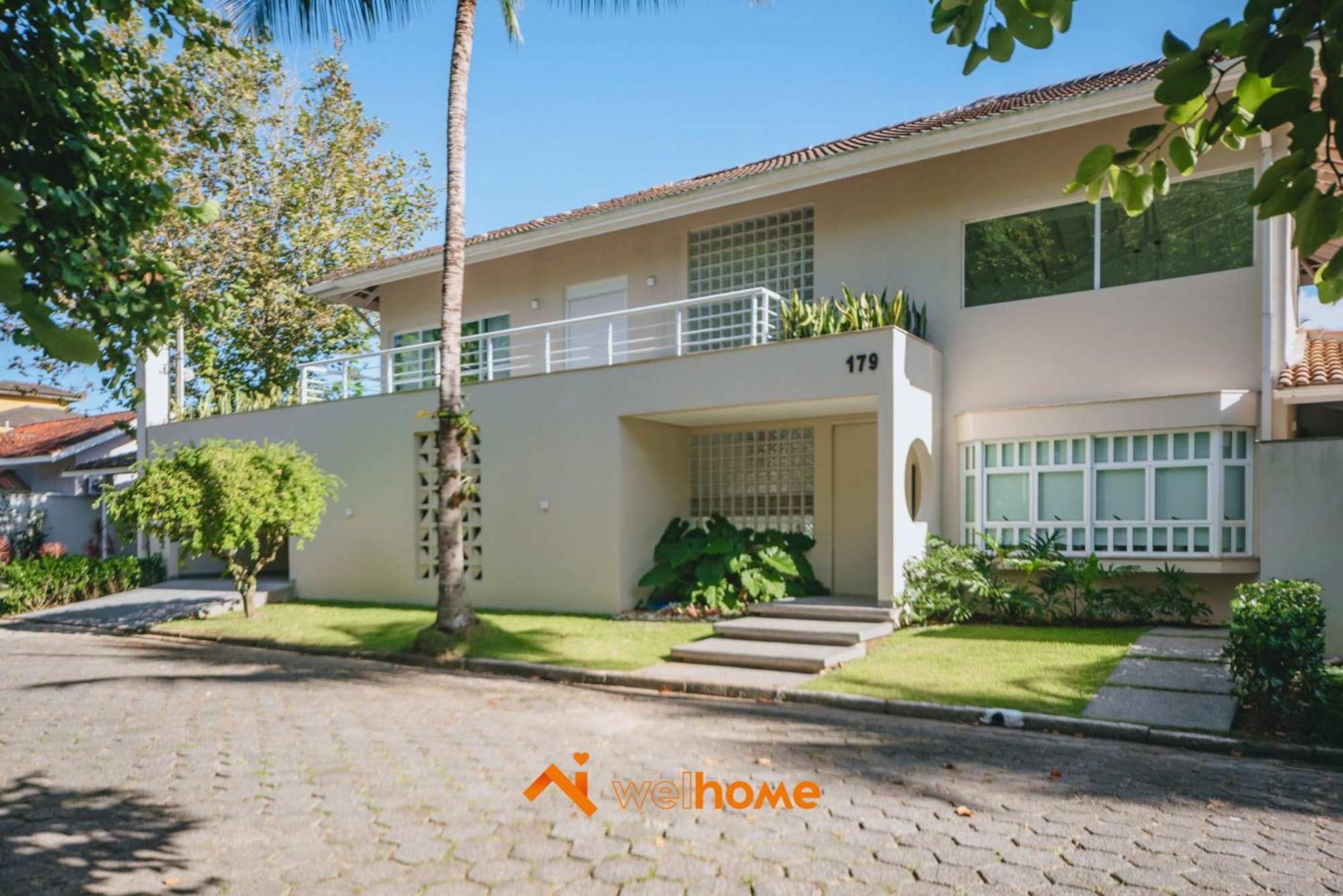 Casa com piscina a 650m da praia no Guaruja