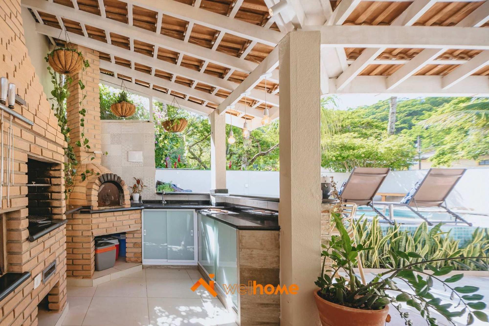 Casa com piscina a 650m da praia no Guaruja