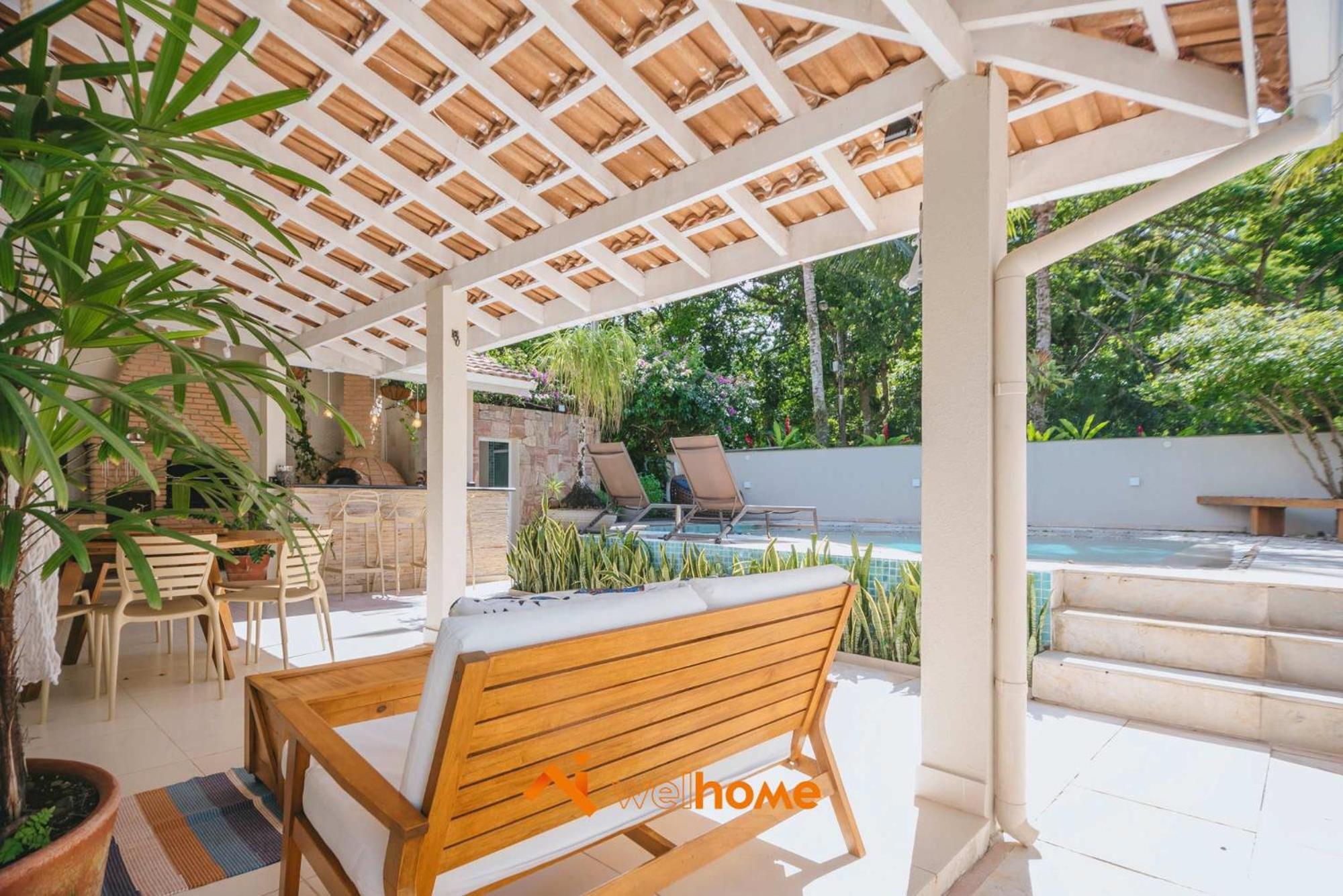 Casa com piscina a 650m da praia no Guaruja