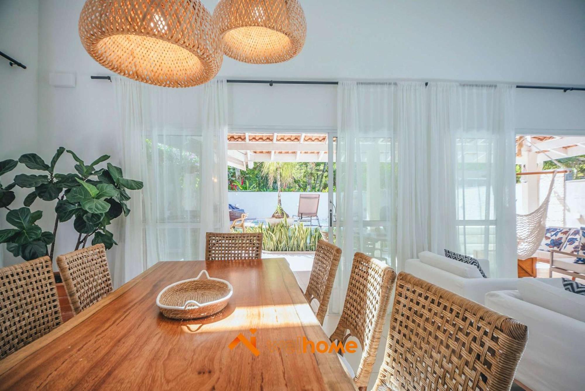 Casa com piscina a 650m da praia no Guaruja