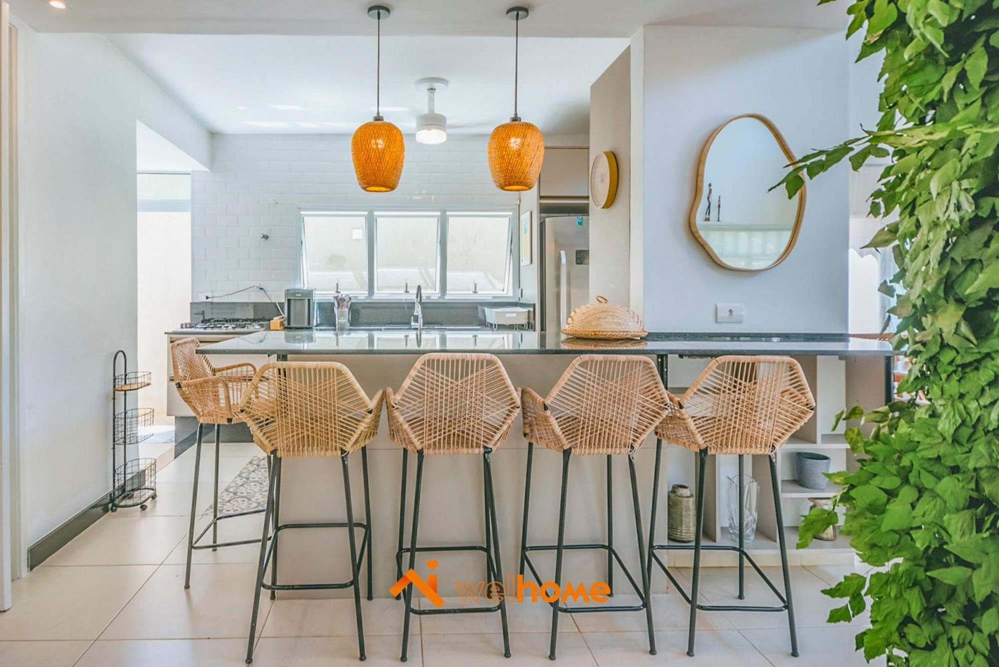 Casa com piscina a 650m da praia no Guaruja