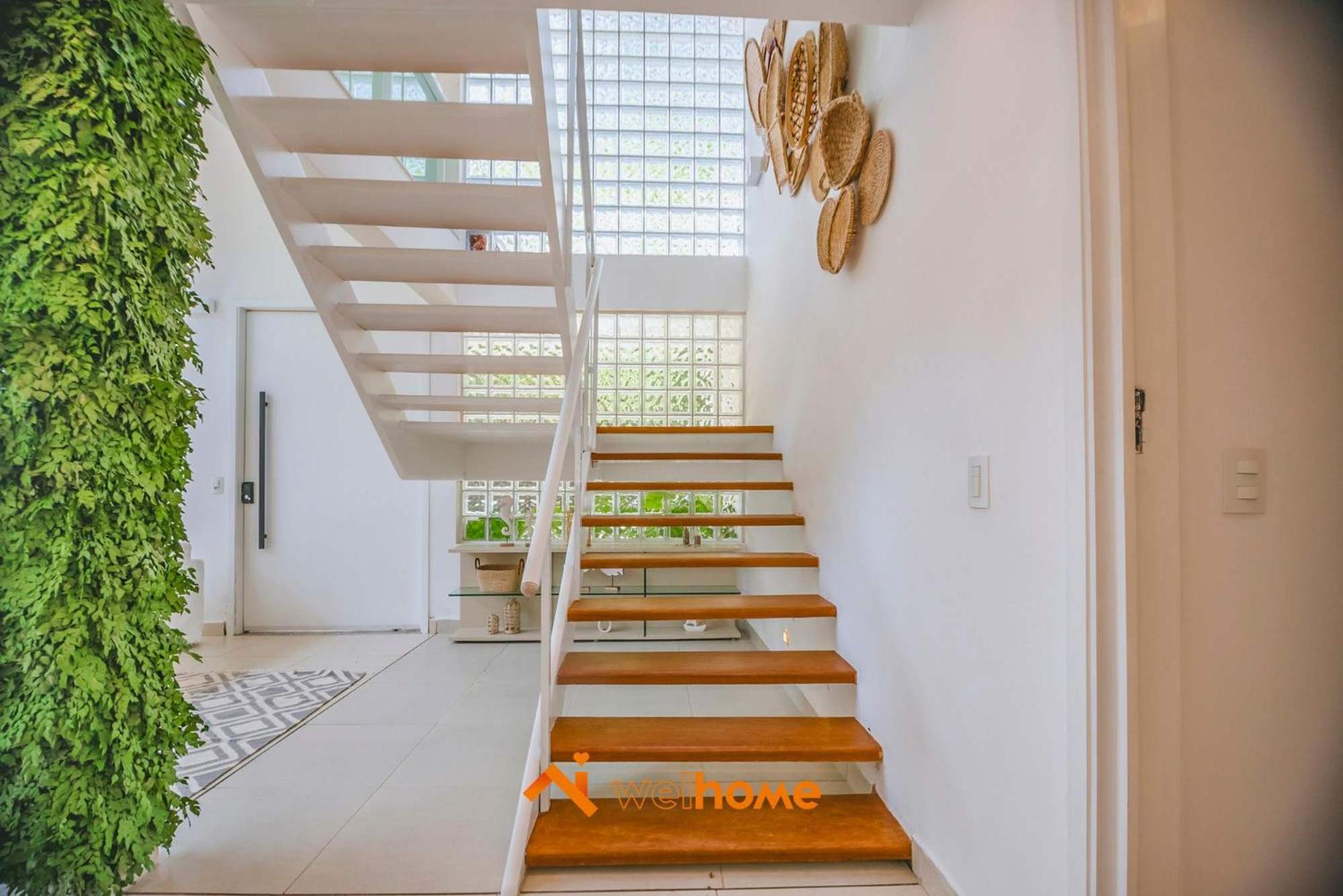 Casa com piscina a 650m da praia no Guaruja
