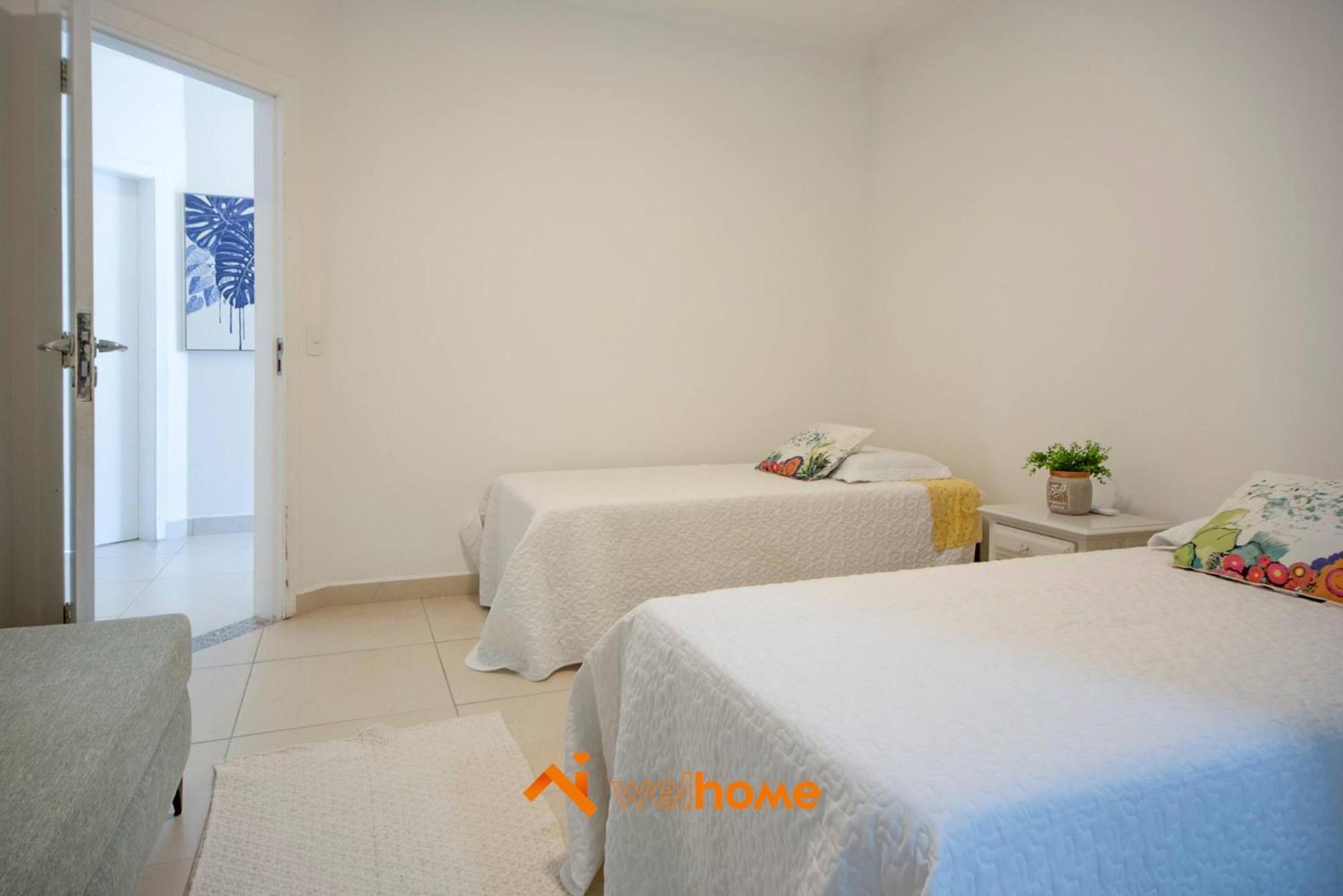 Casa com piscina a 650m da praia no Guaruja