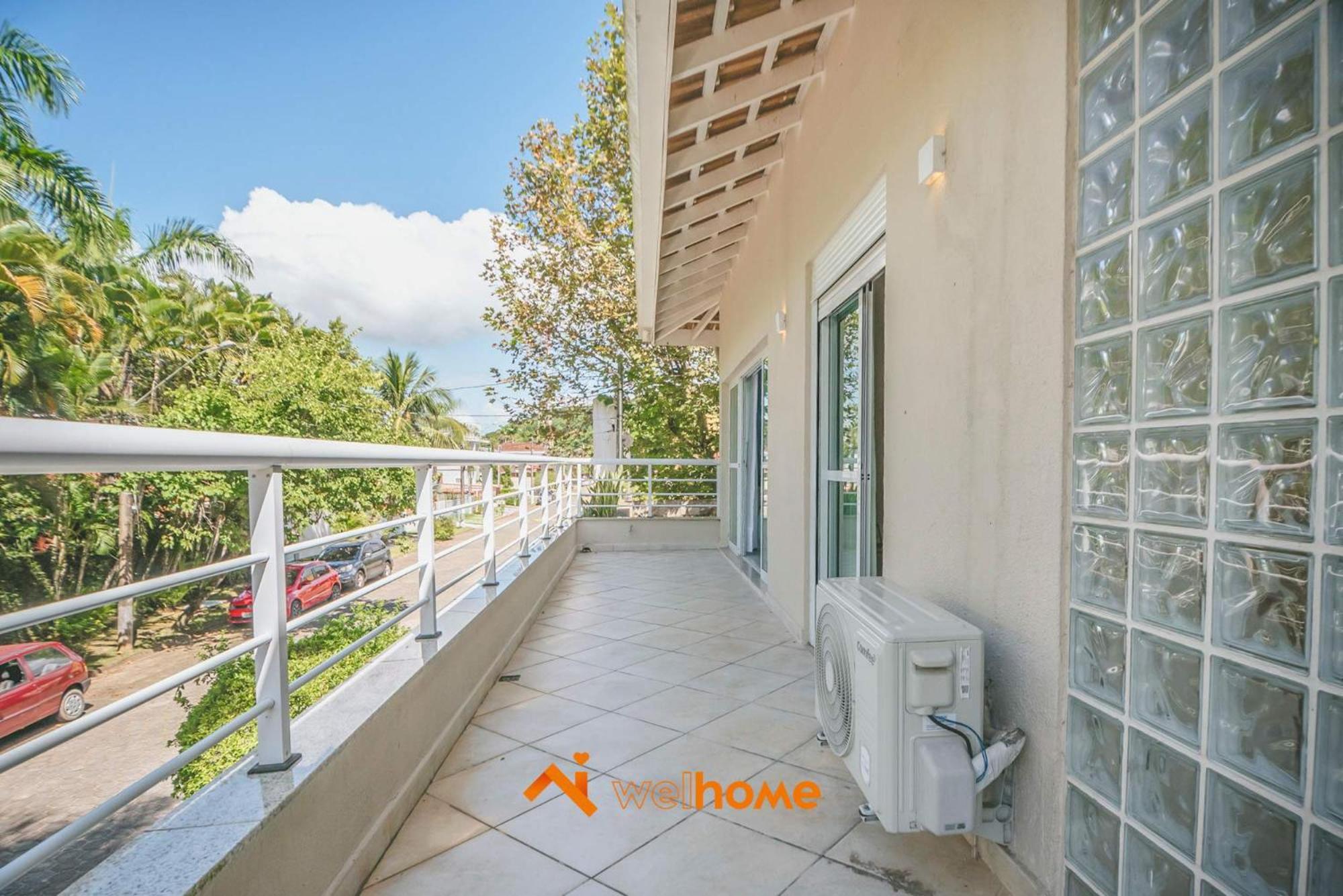 Casa com piscina a 650m da praia no Guaruja