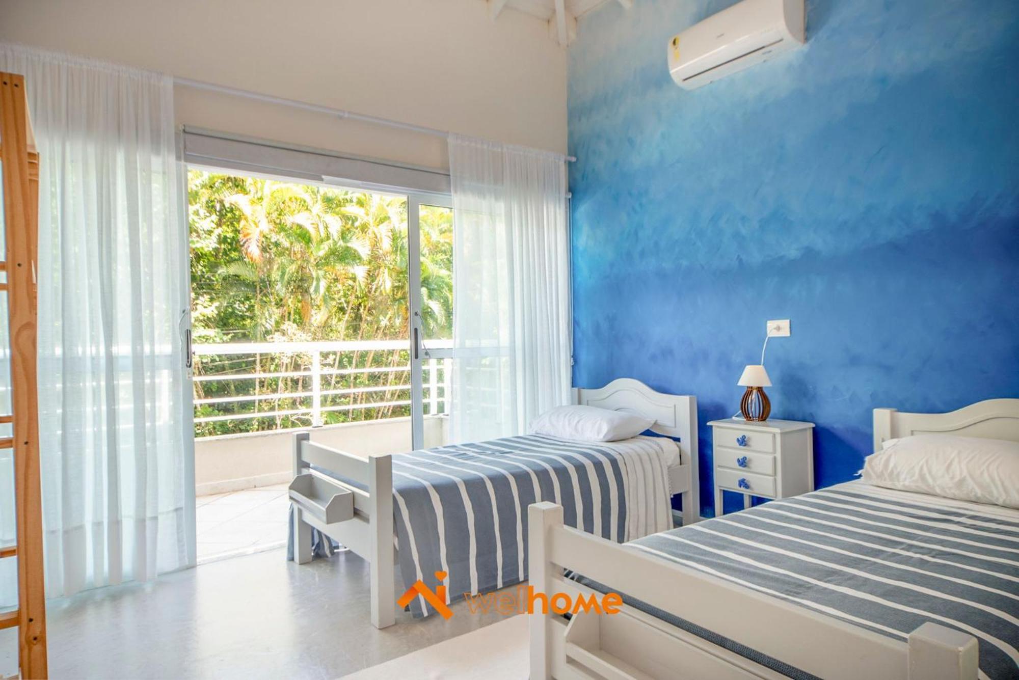 Casa com piscina a 650m da praia no Guaruja