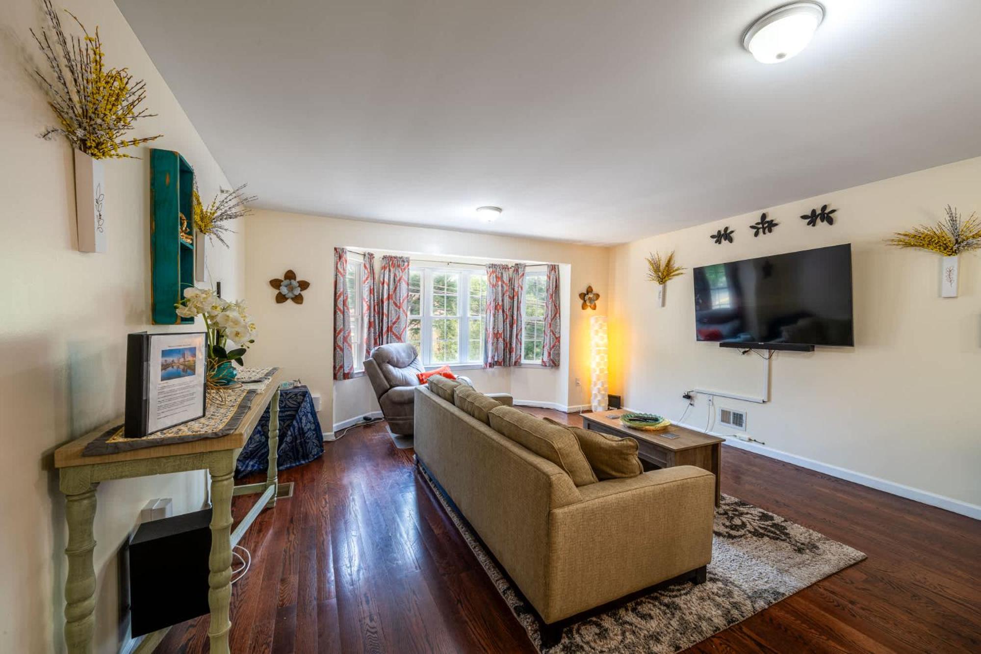 Newark Gem Ruby 3BR, 3BA - Sleeps 14 - Walk to Prudential Center and Newark Penn Station, Near EWR and American Dream Mall, includes Parking - WiFi - Laund view 4