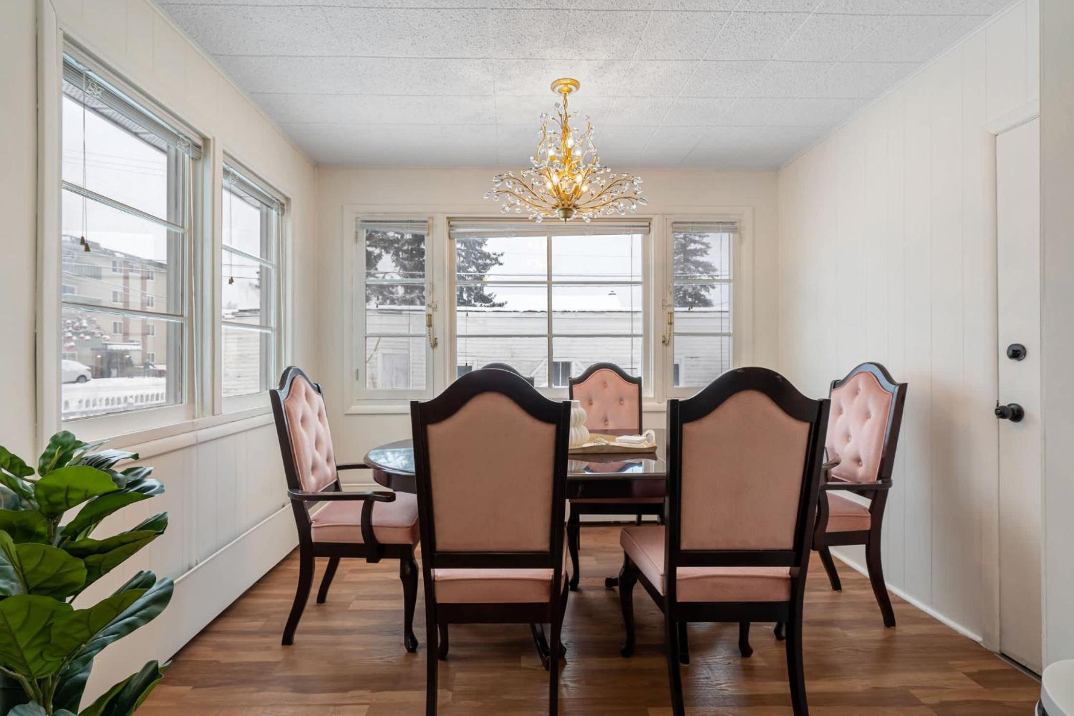 Cranbrook Vacations - Betty Lou's Library l Cozy Reading Nook l 55 Roku - Property Image 3