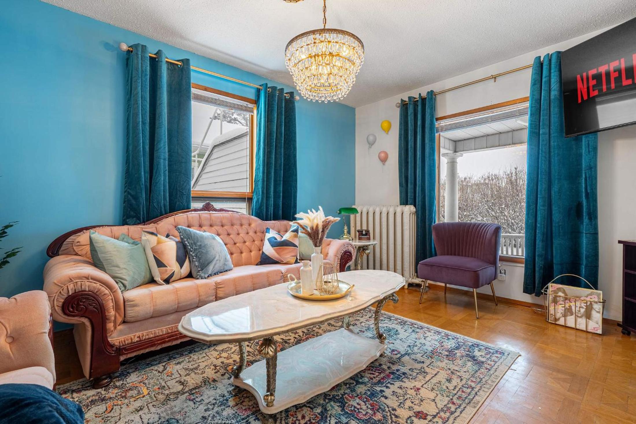 Cranbrook Vacations - Betty Lou's Library l Cozy Reading Nook l 55 Roku - Property Image 4