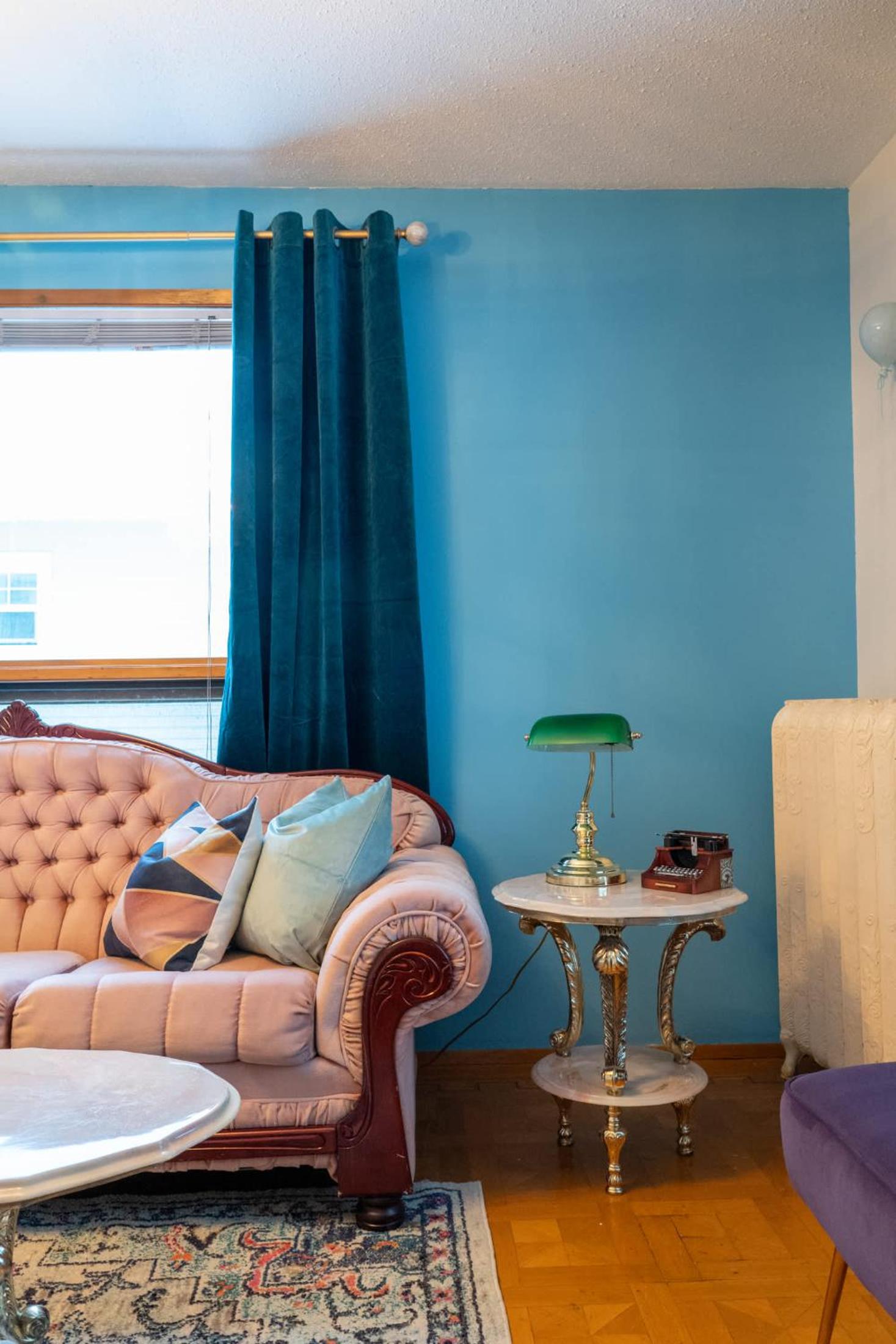 Cranbrook Vacations - Betty Lou's Library l Cozy Reading Nook l 55 Roku - Property Image 5