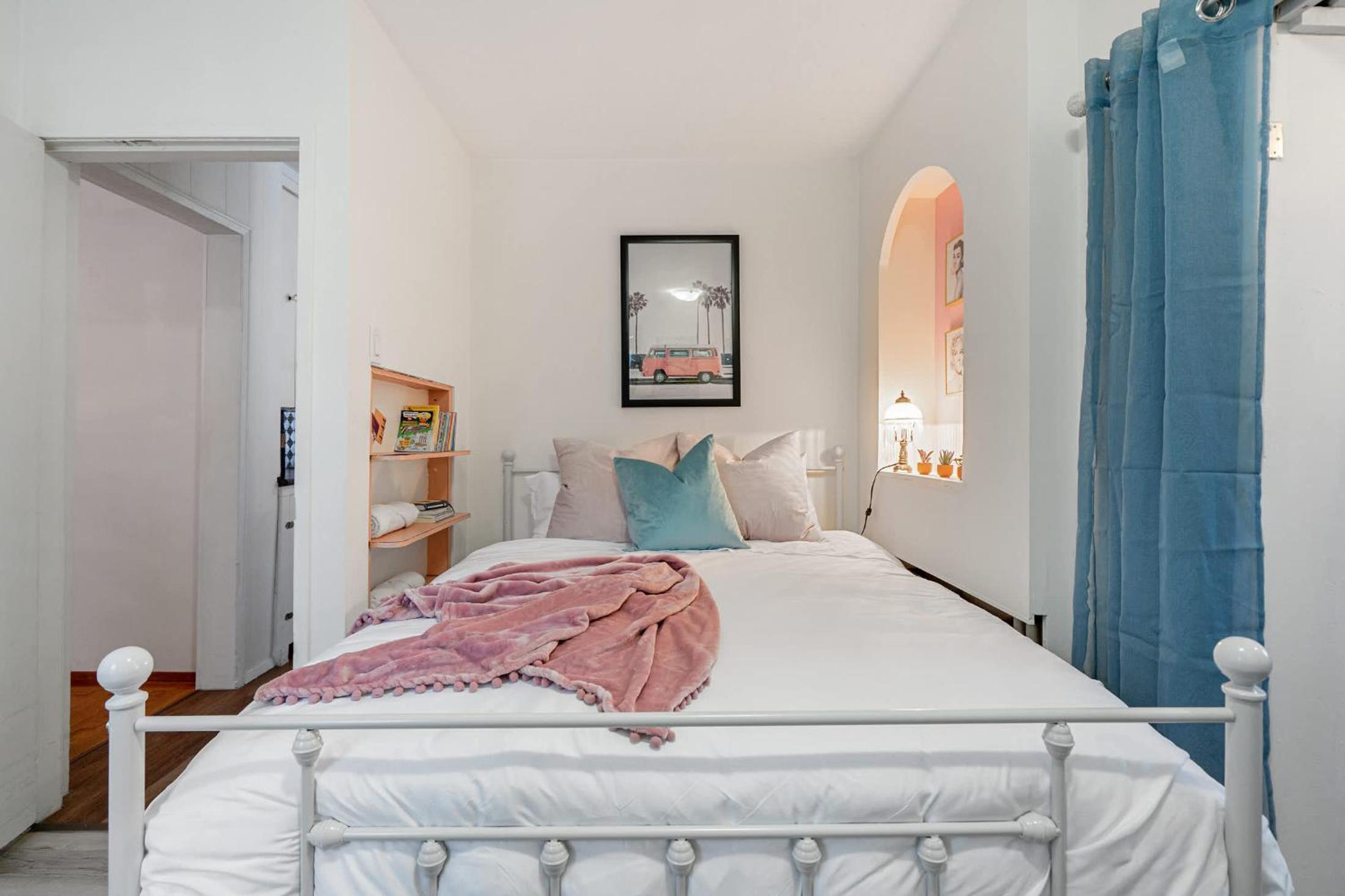 Betty Lou's Library l Cozy Reading Nook l 55 Roku