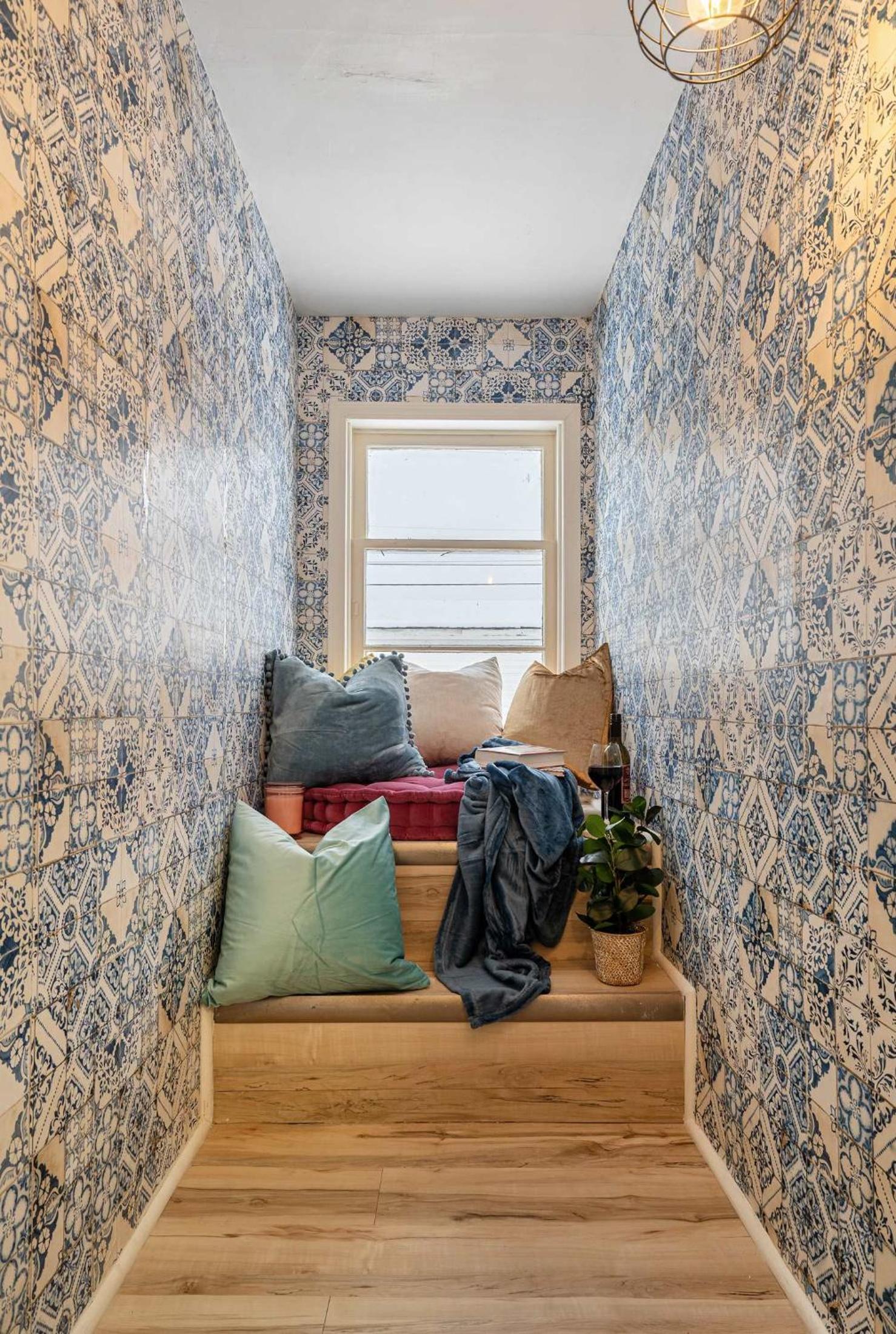 Betty Lou's Library l Cozy Reading Nook l 55 Roku
