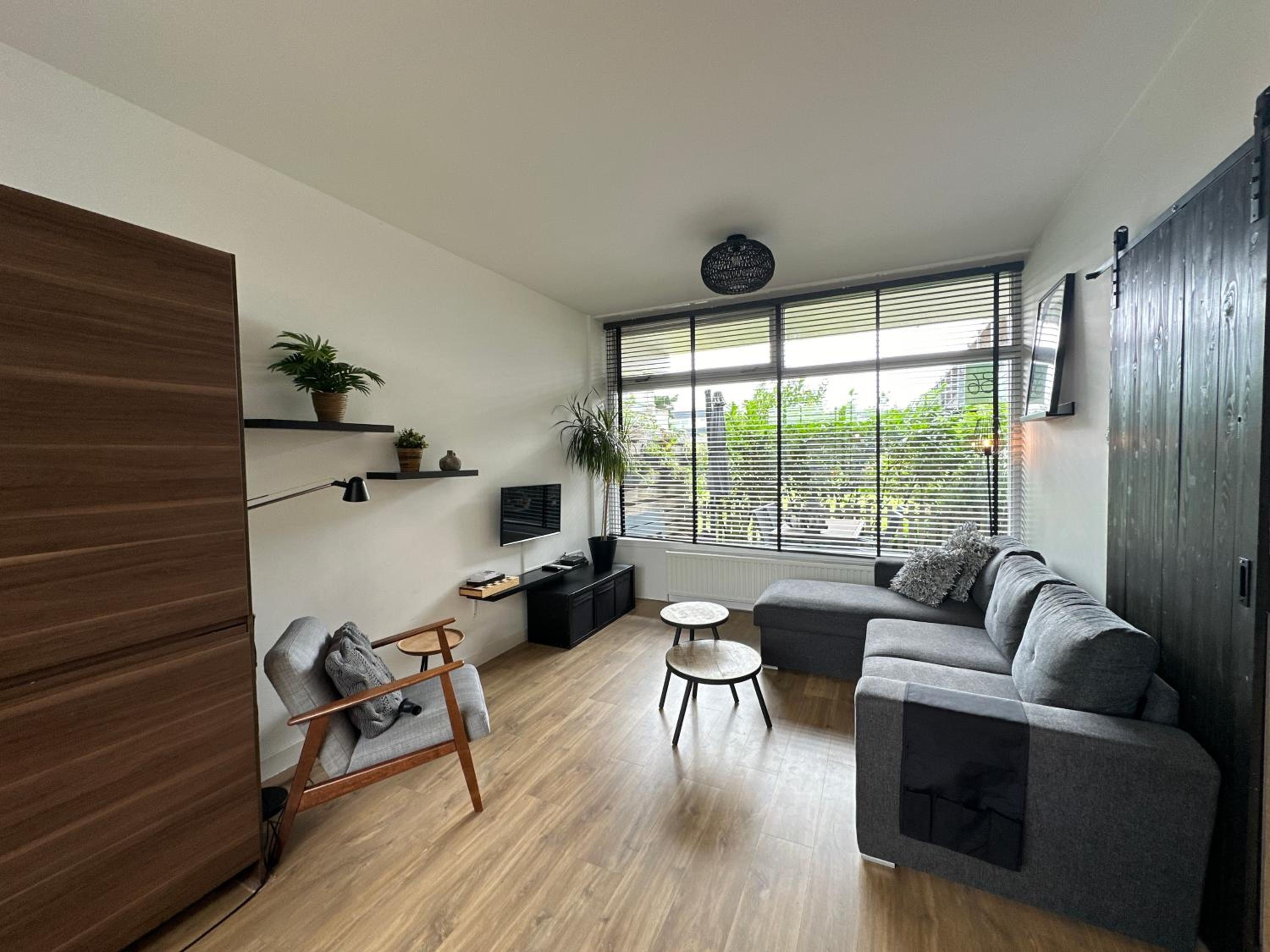 De Schelp 86, Garden and Free parking view 2