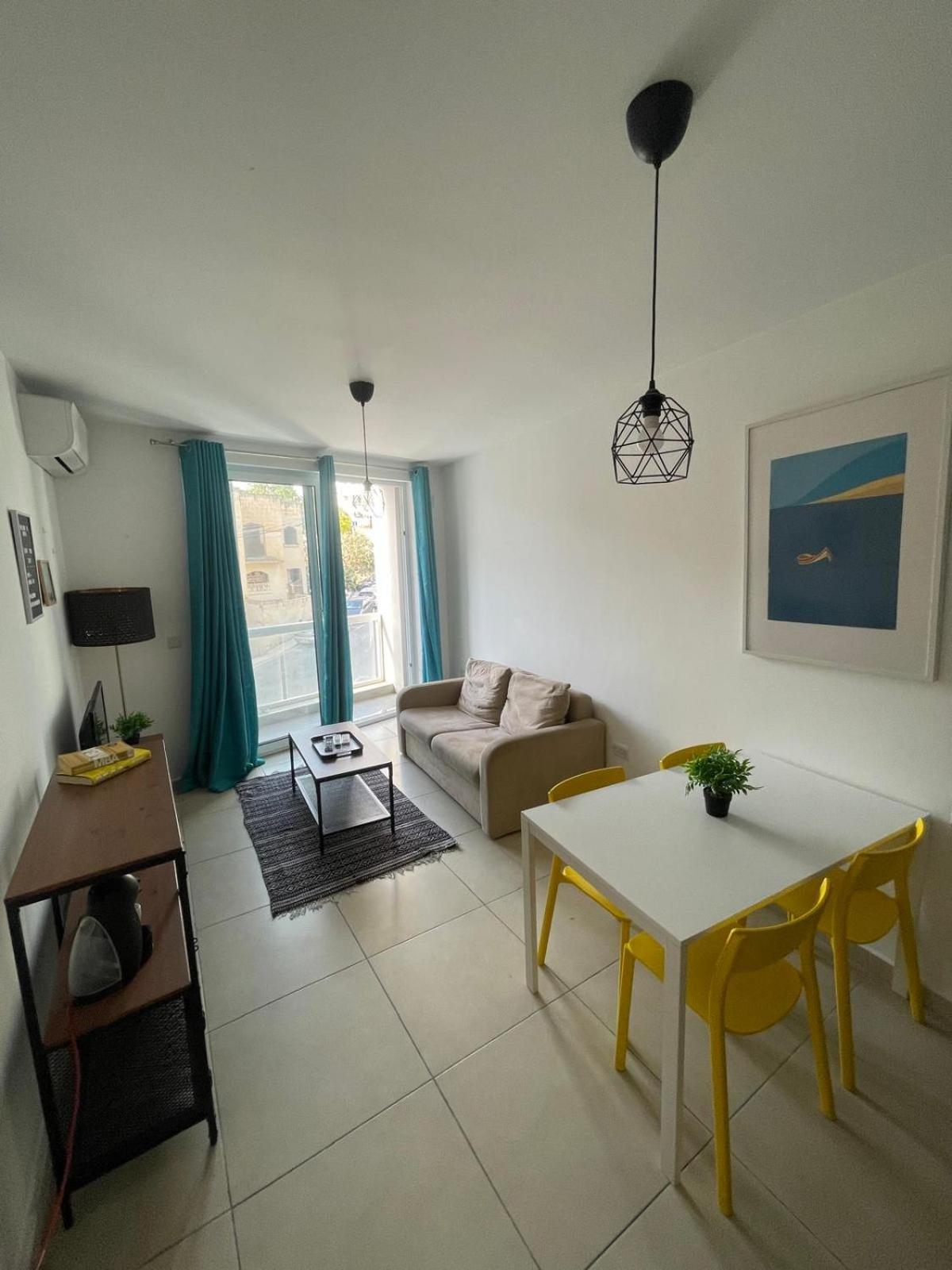 Modern Apartment in Central St Julians — St Julian's