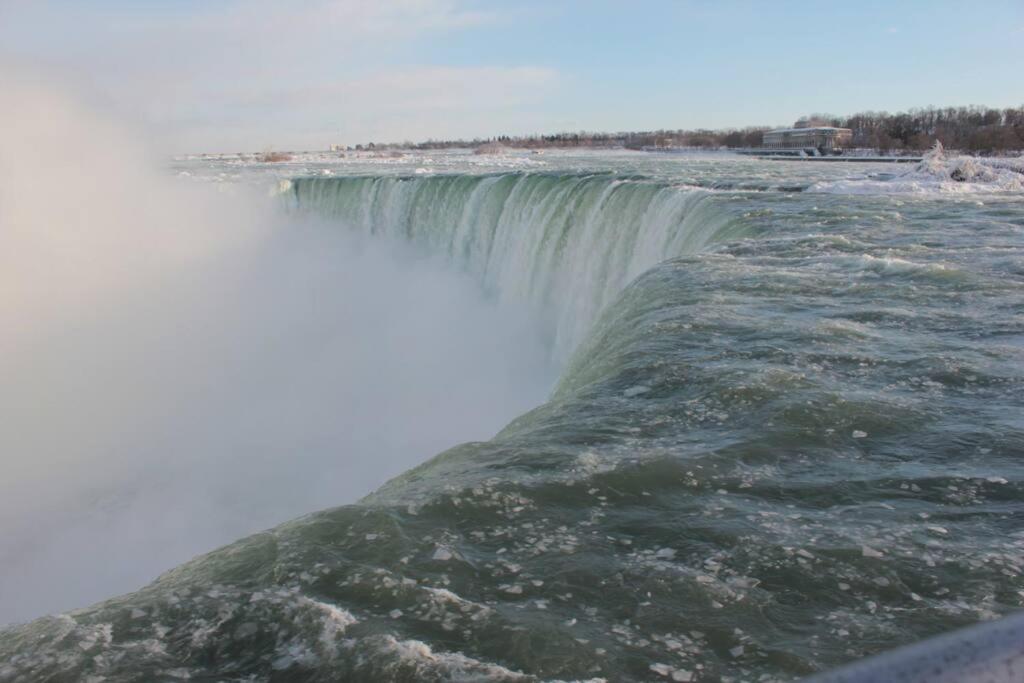 Niagara Sky Line 2- Walk to the Falls WIFI and Parking