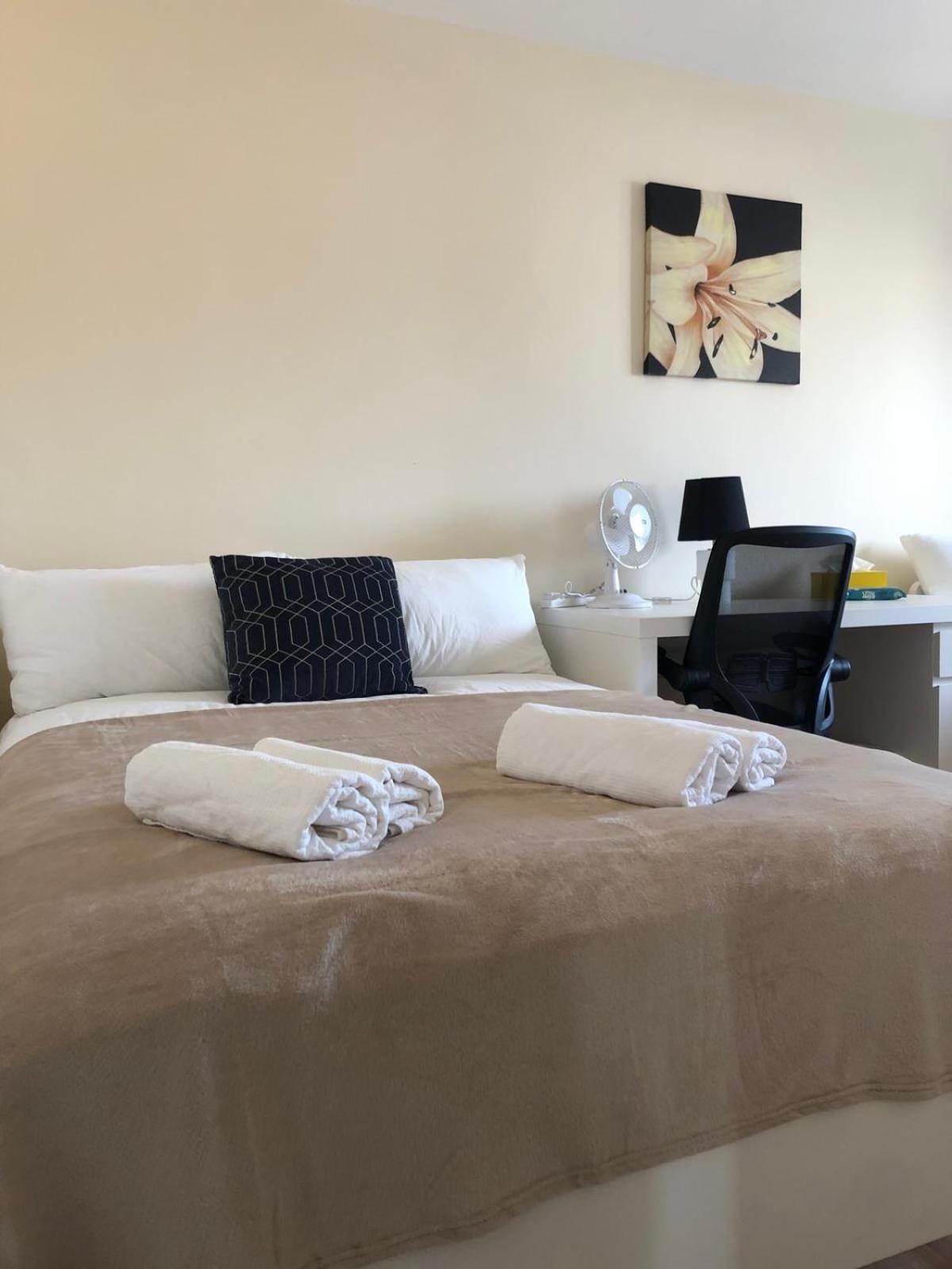 Comfy Entire Flat with City View Balcony in Regents Park, Camden, Central London