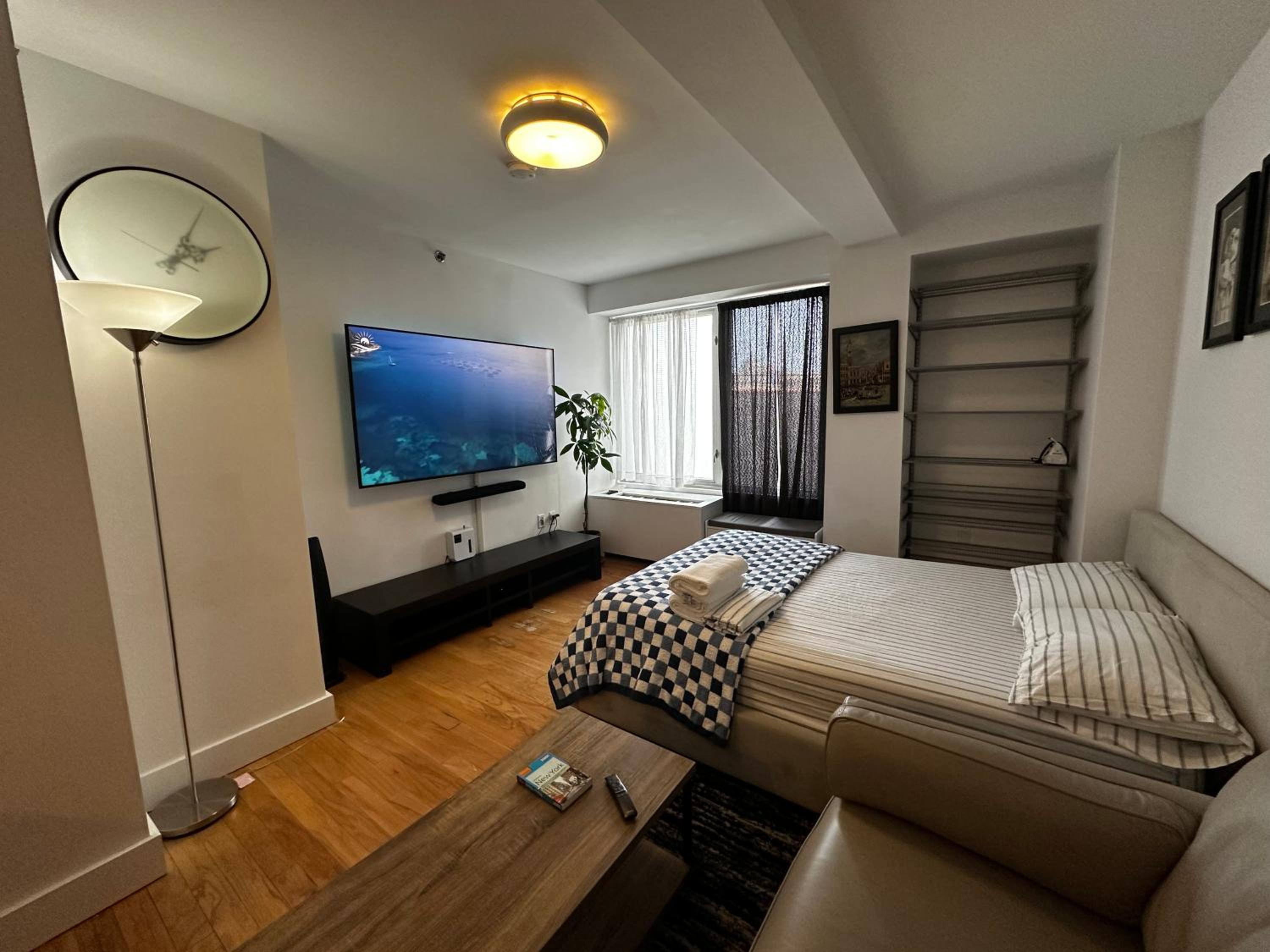Modern Studio with Private Bathroom and Kitchen