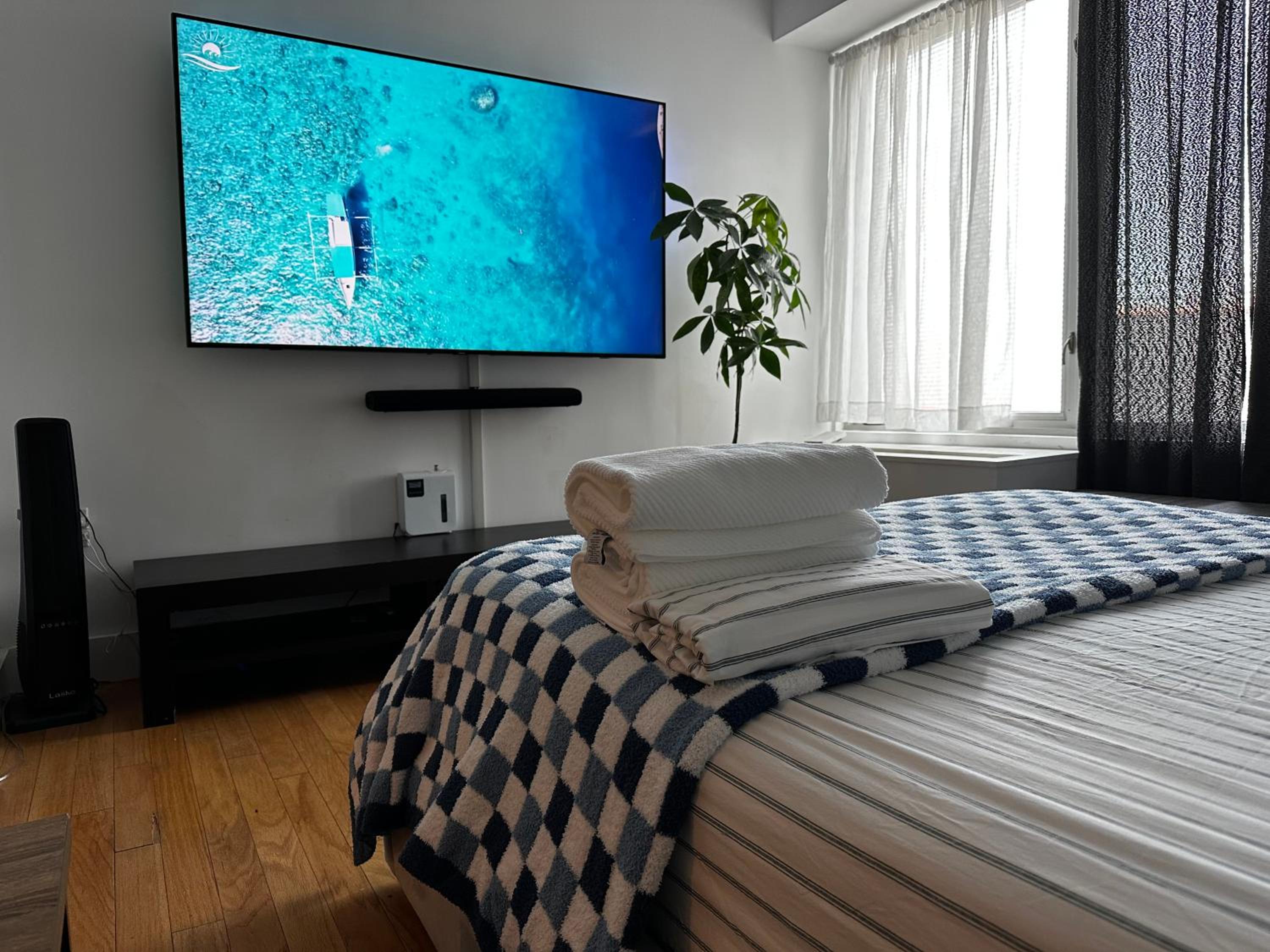 Modern Studio with Private Bathroom and Kitchen