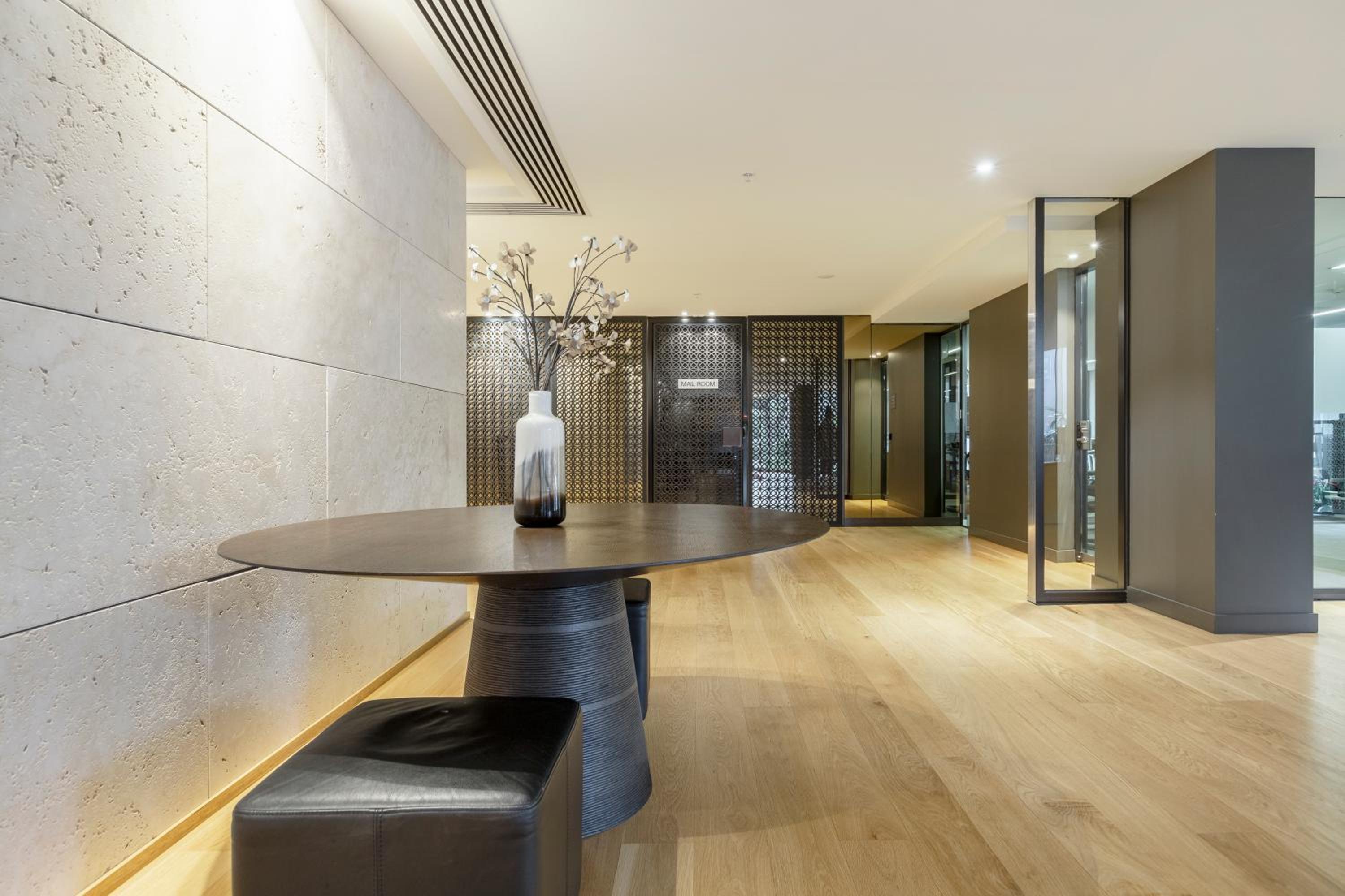 Elegant City Fringe Condo w Pool & FREE Parking