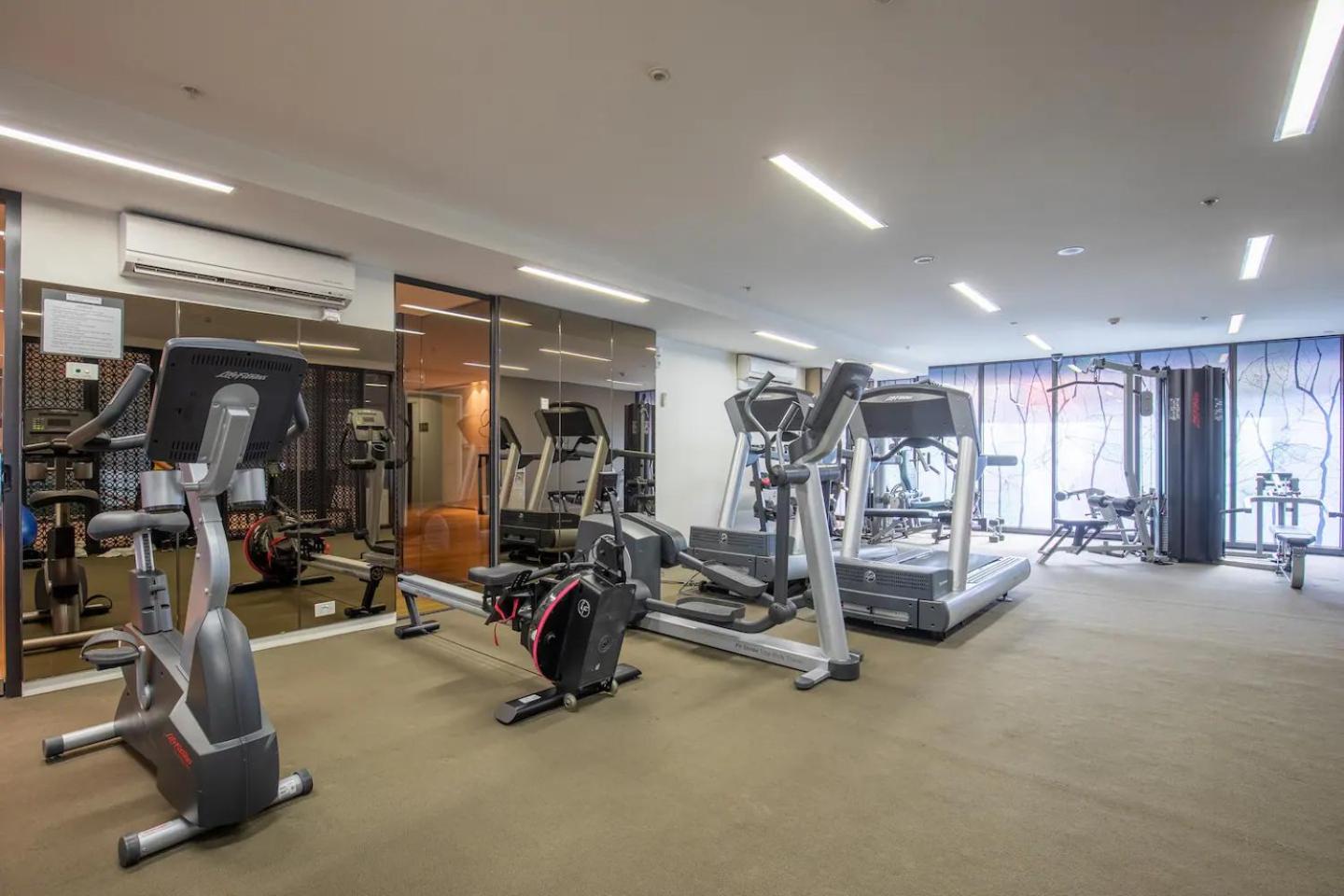 Elegant City Fringe Condo w Pool & FREE Parking