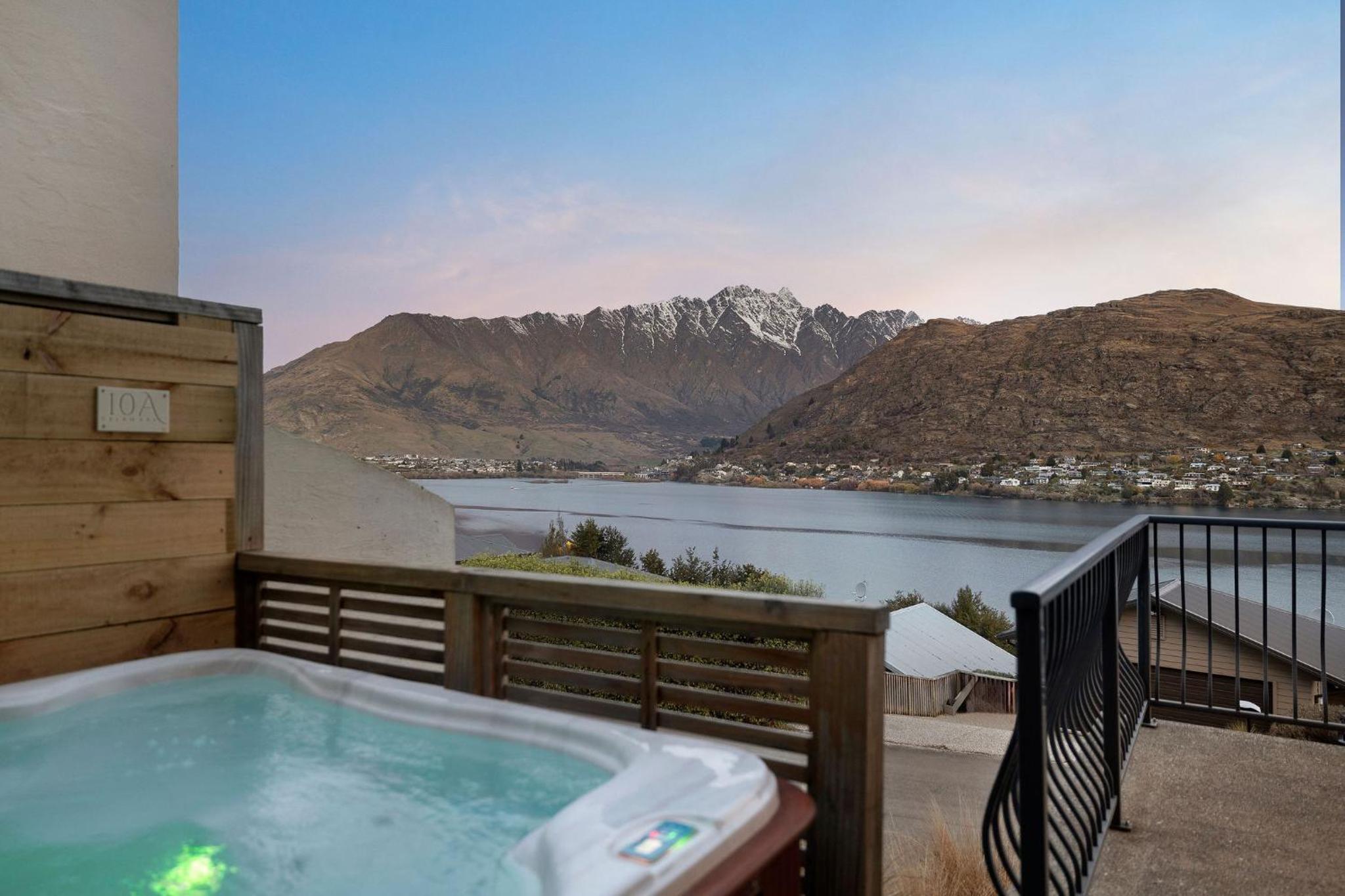 Peak Paradise Lodge - Hot Tub - Lake Views view 2