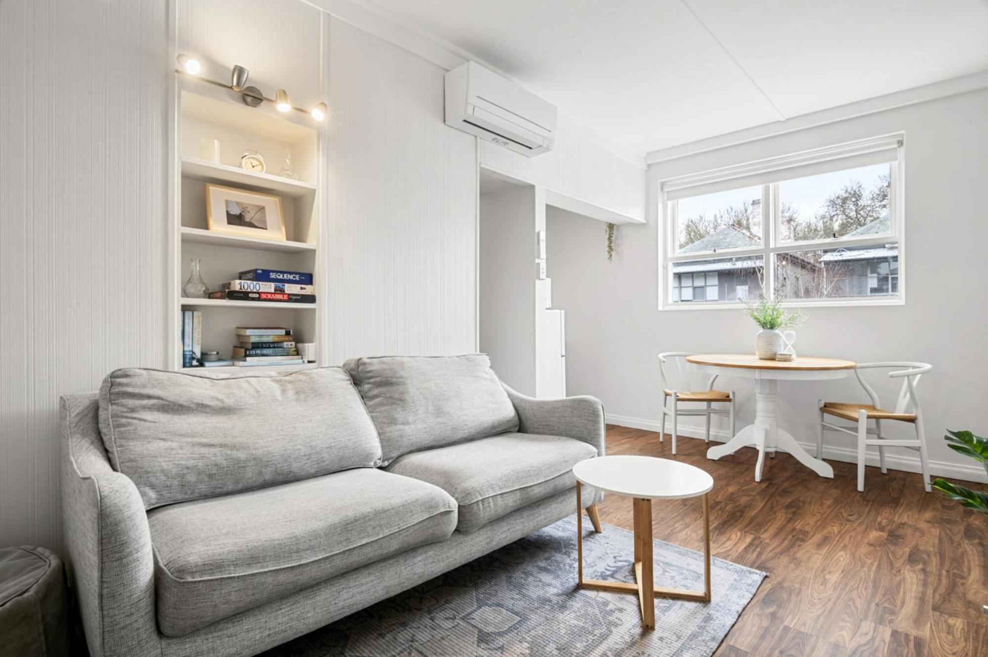 Charming 1-Bed with Fireplace by the Beach