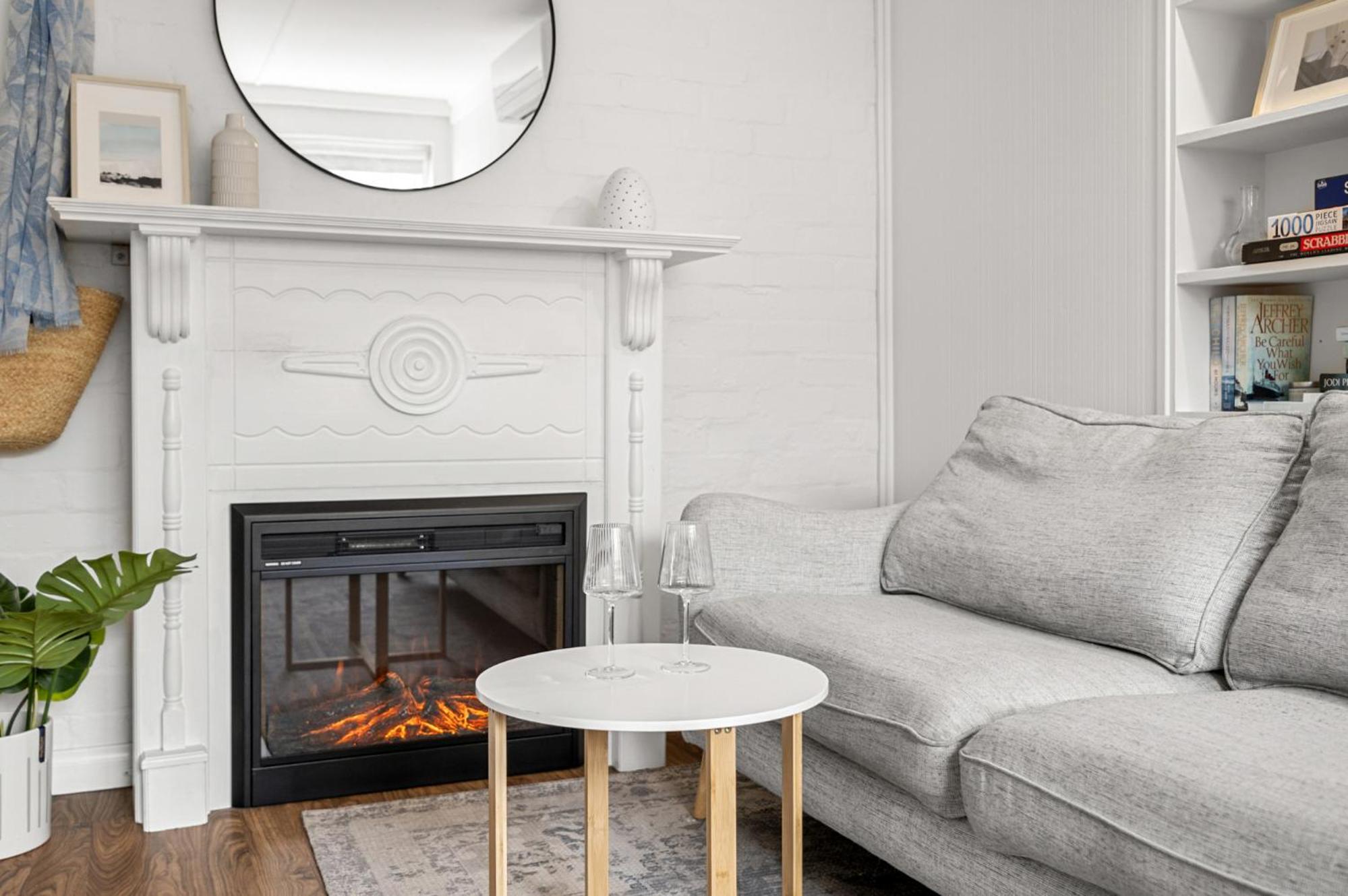 Charming 1-Bed with Fireplace by the Beach