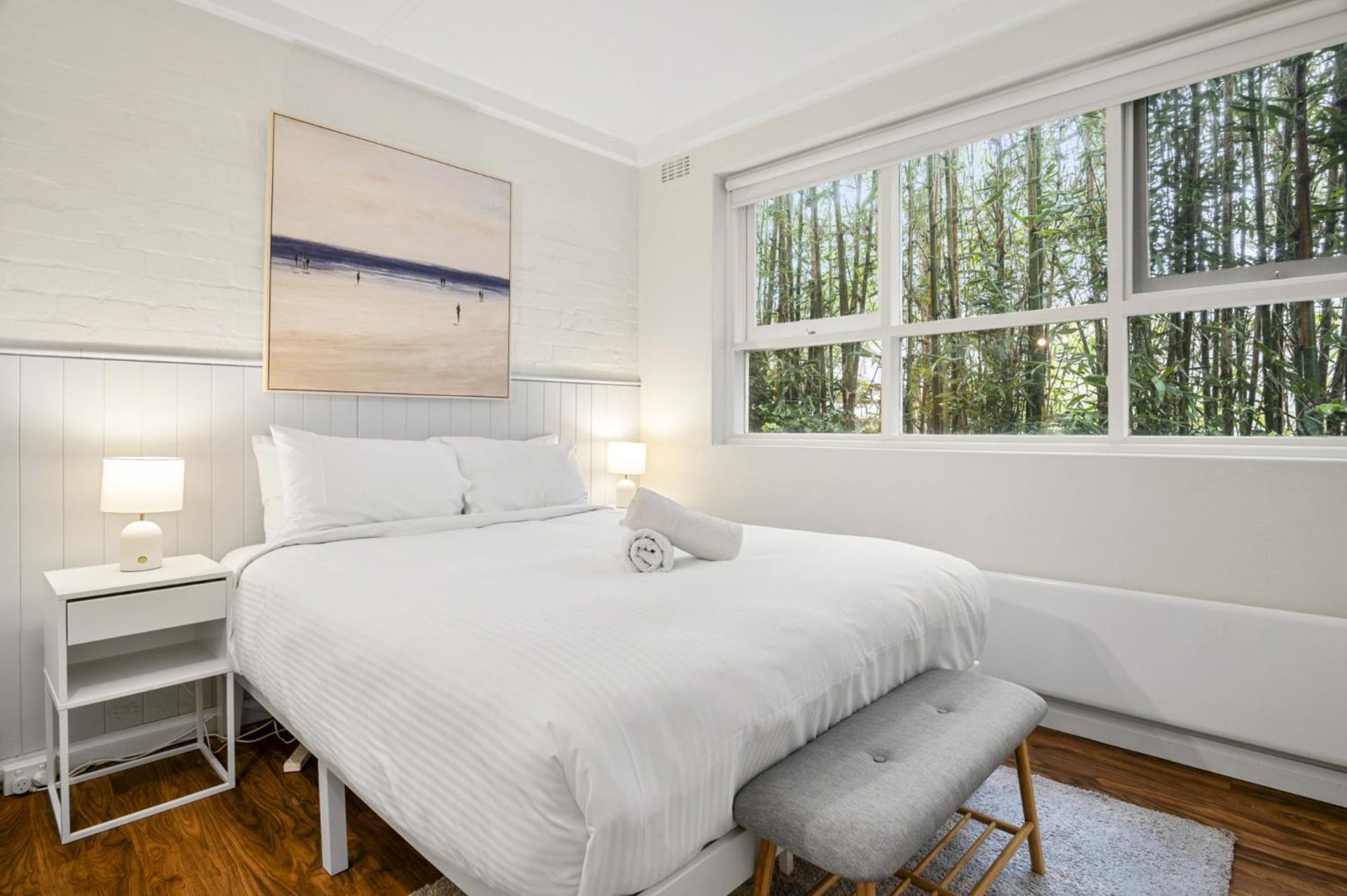 Charming 1-Bed with Fireplace by the Beach