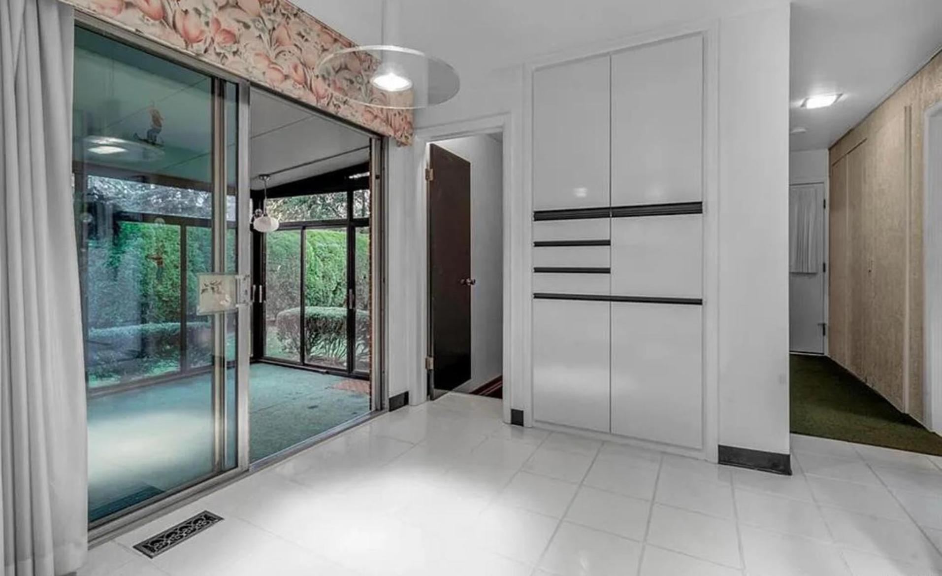 Cheerful 4 bedroom bungalow with indoor fireplace view 4