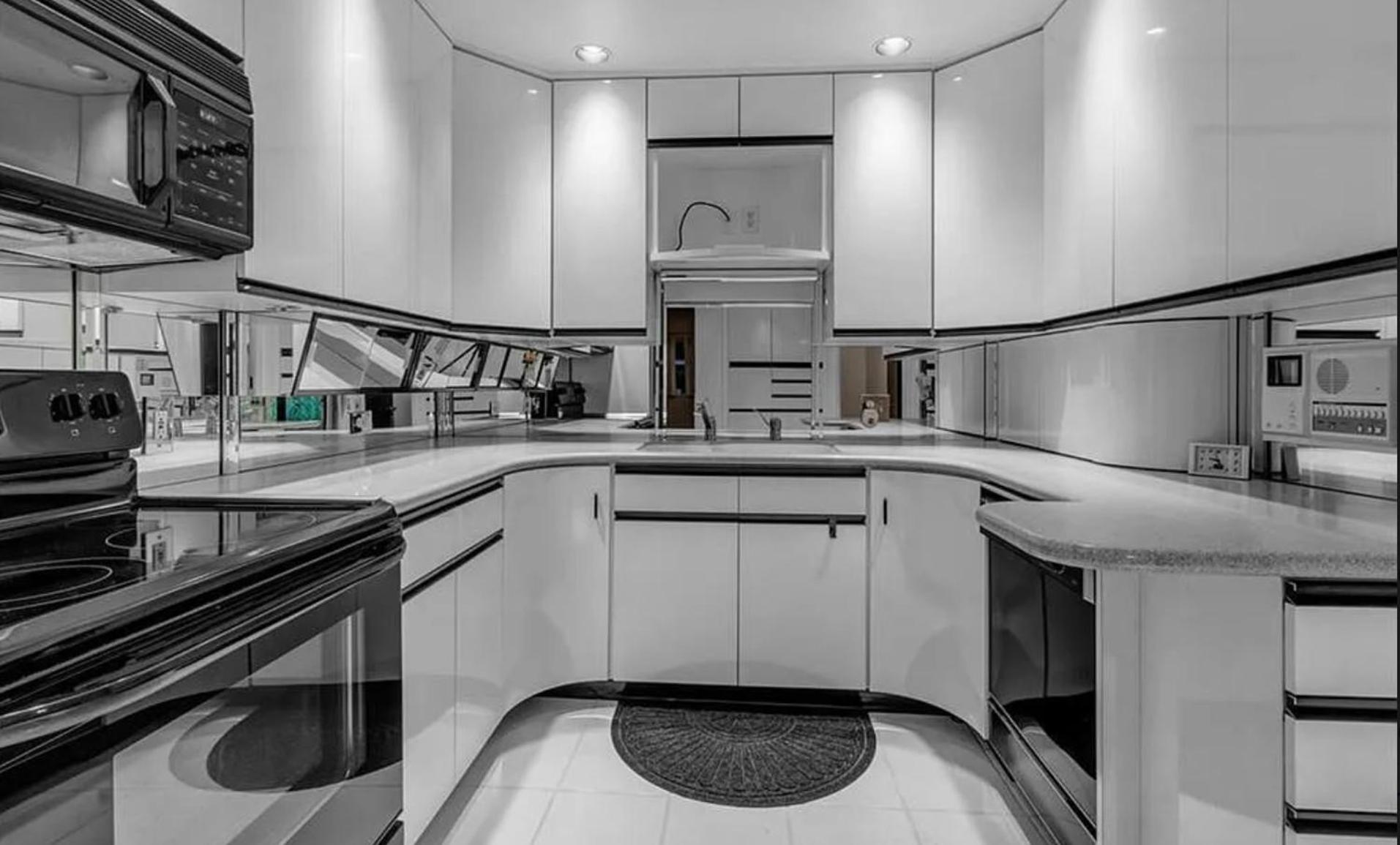 Cheerful 4 bedroom bungalow with indoor fireplace view 5