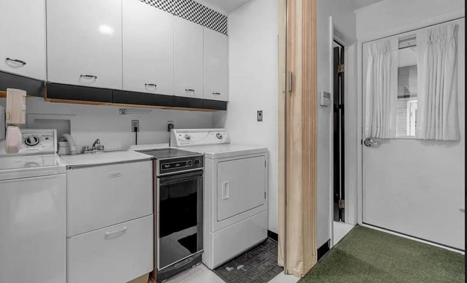 Cheerful 4 bedroom bungalow with indoor fireplace view 3