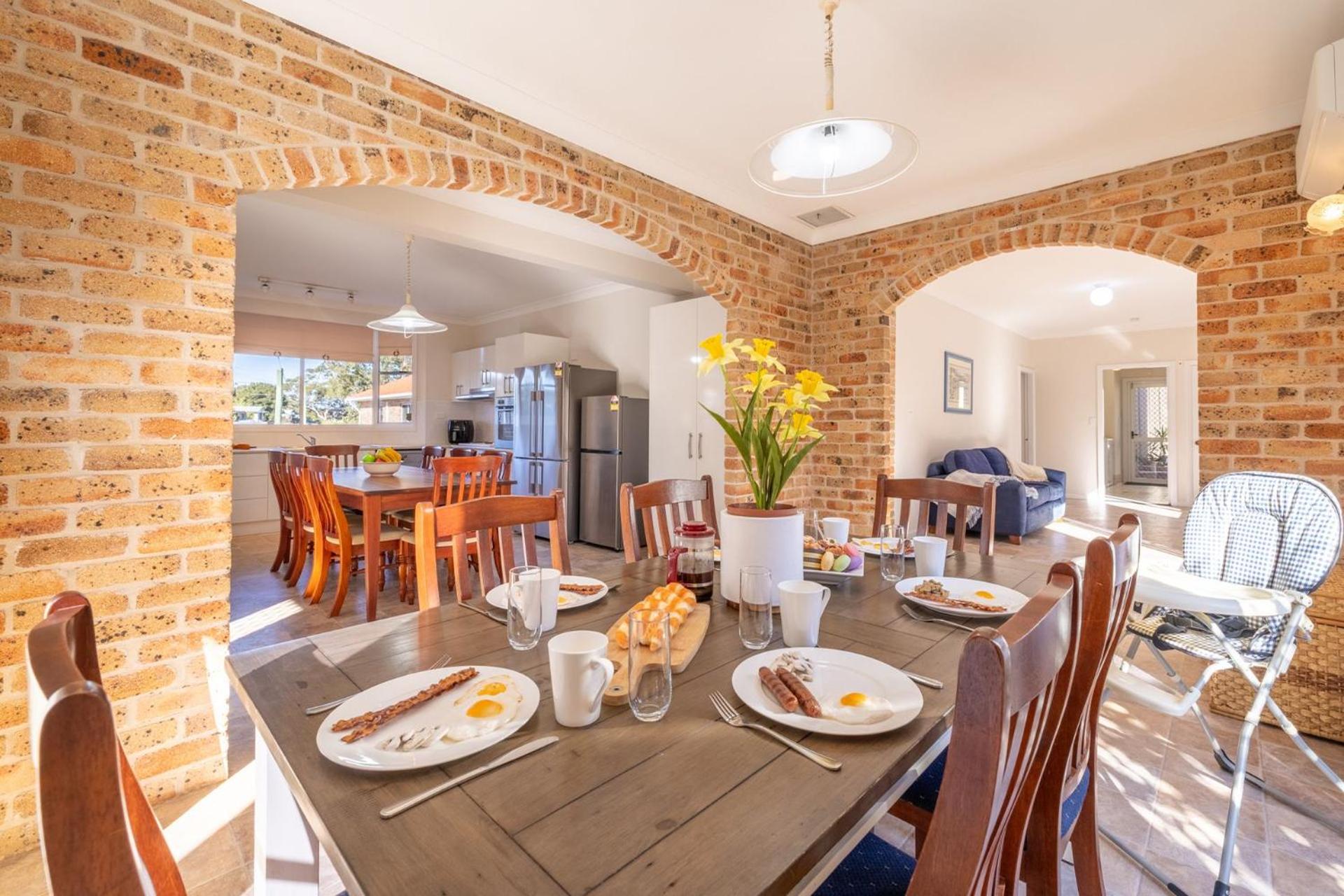 Pet friendly 24 Irawari Crescent - pool, air con, boat parking