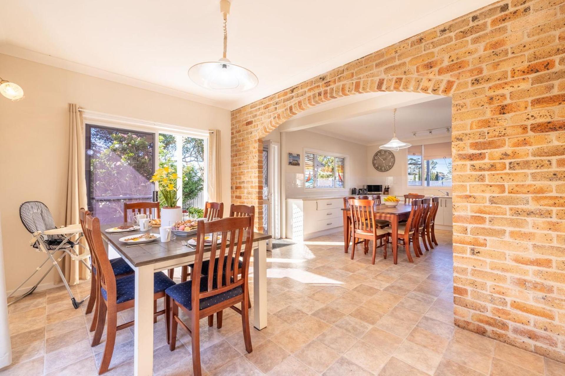 Pet friendly 24 Irawari Crescent - pool, air con, boat parking