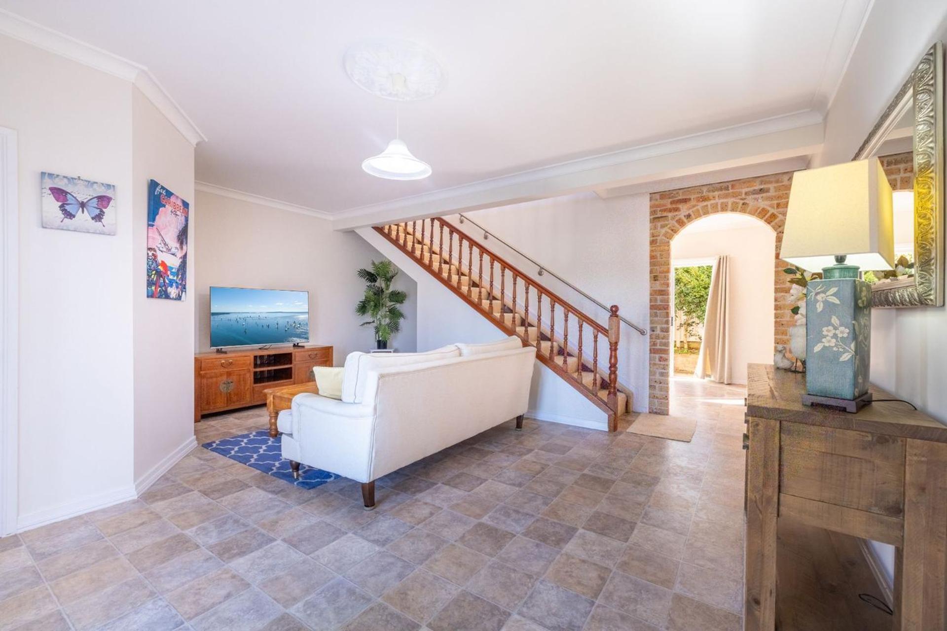 Pet friendly 24 Irawari Crescent - pool, air con, boat parking