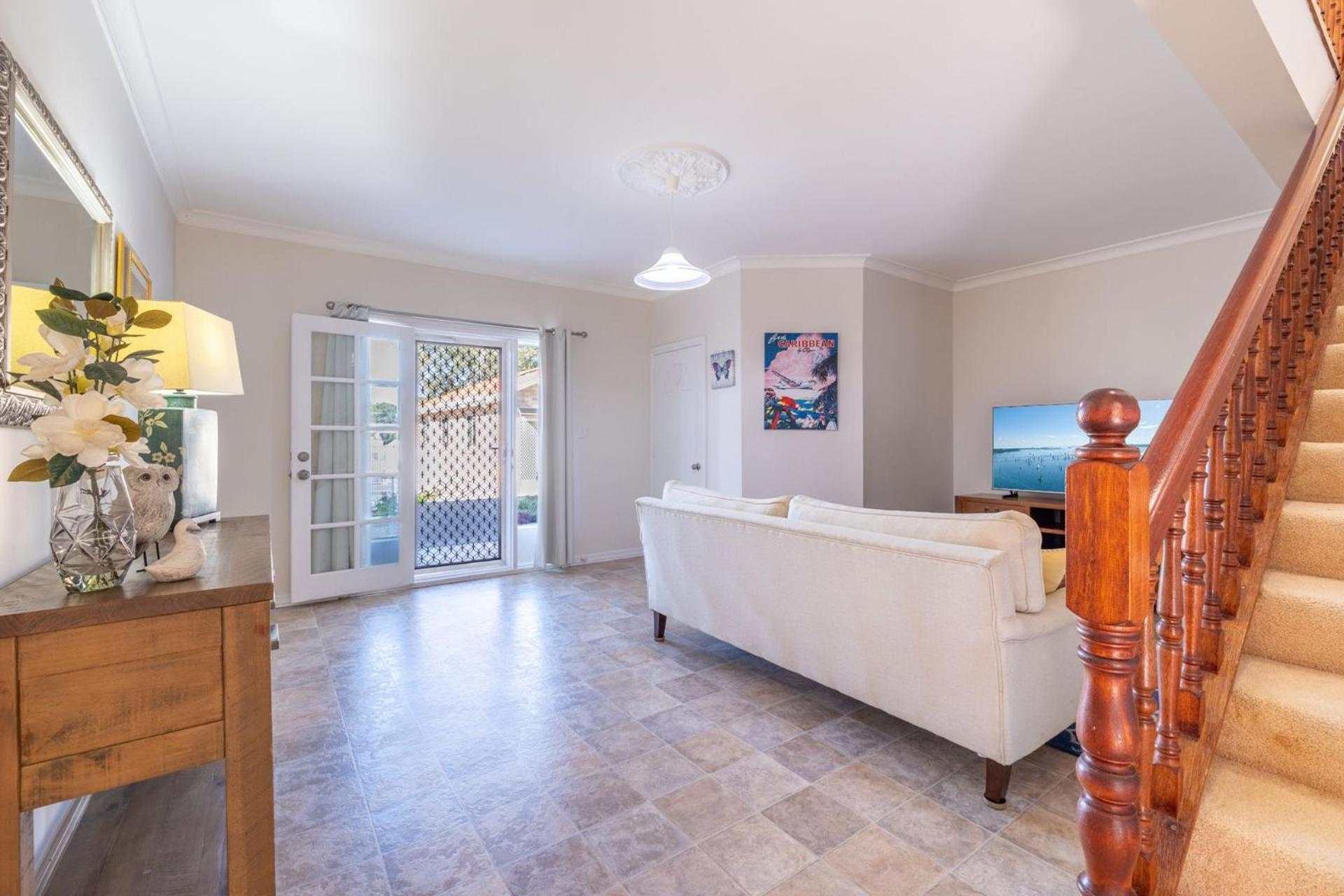 Pet friendly 24 Irawari Crescent - pool, air con, boat parking