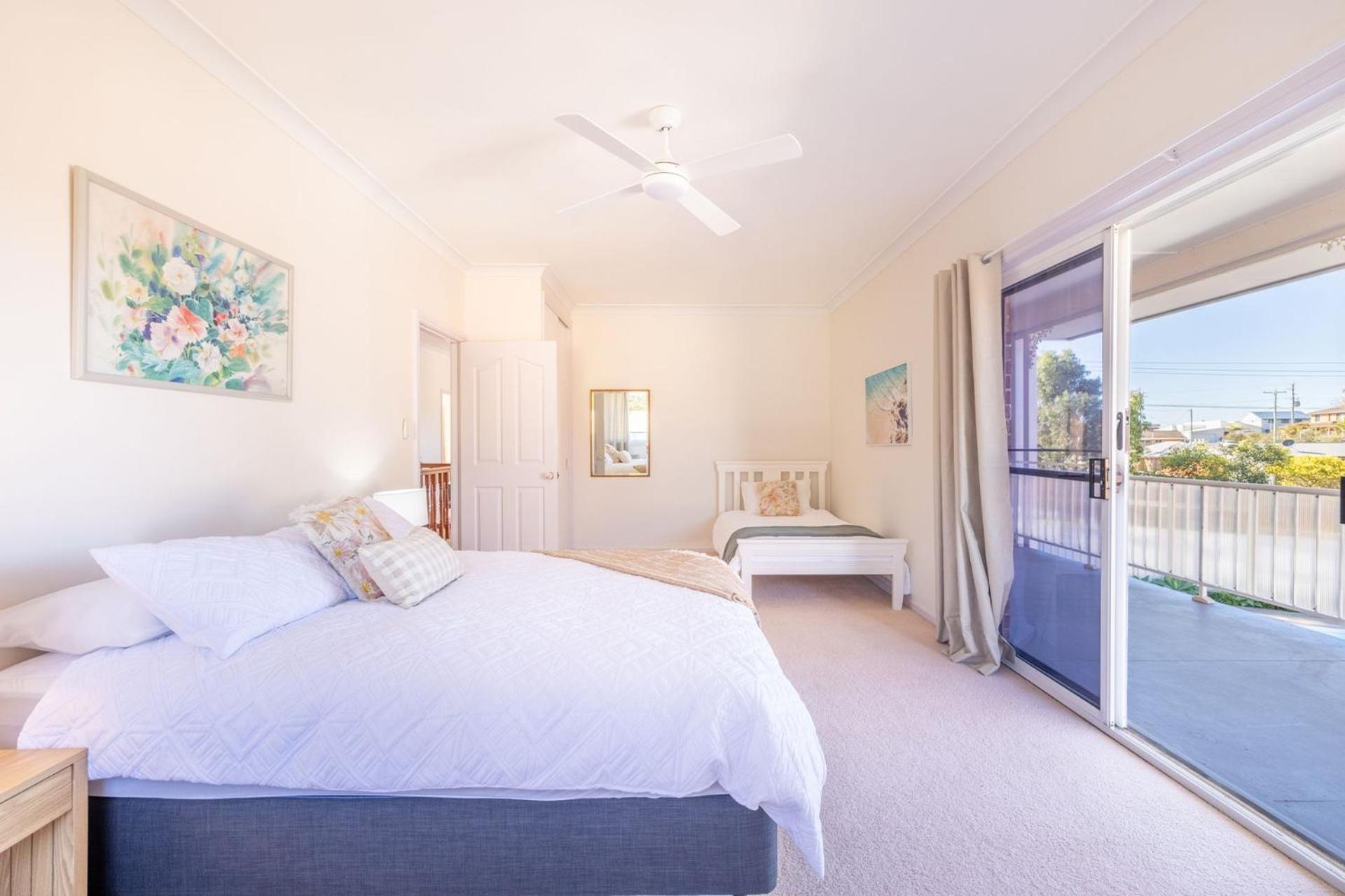 Pet friendly 24 Irawari Crescent - pool, air con, boat parking