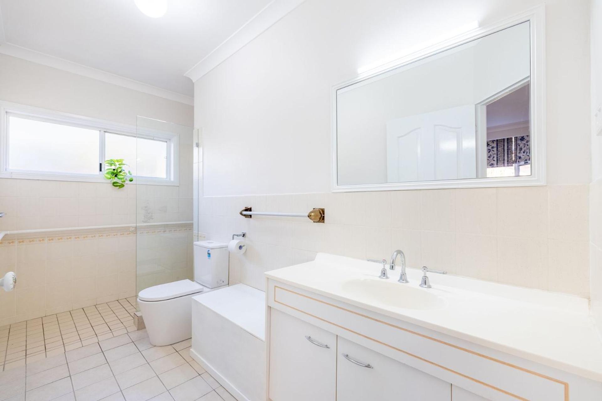 Pet friendly 24 Irawari Crescent - pool, air con, boat parking