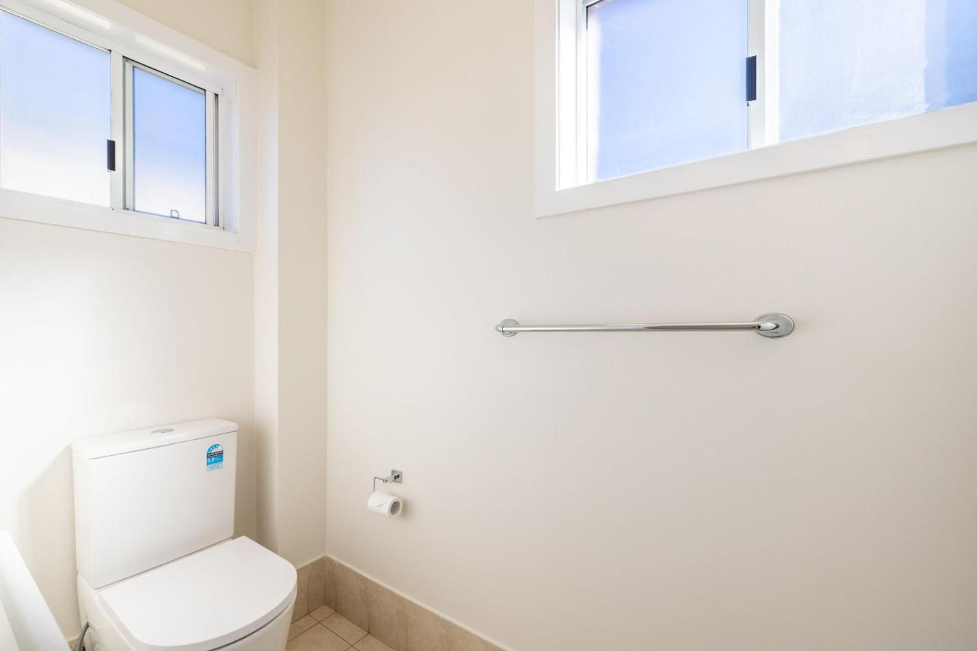 Pet friendly 24 Irawari Crescent - pool, air con, boat parking