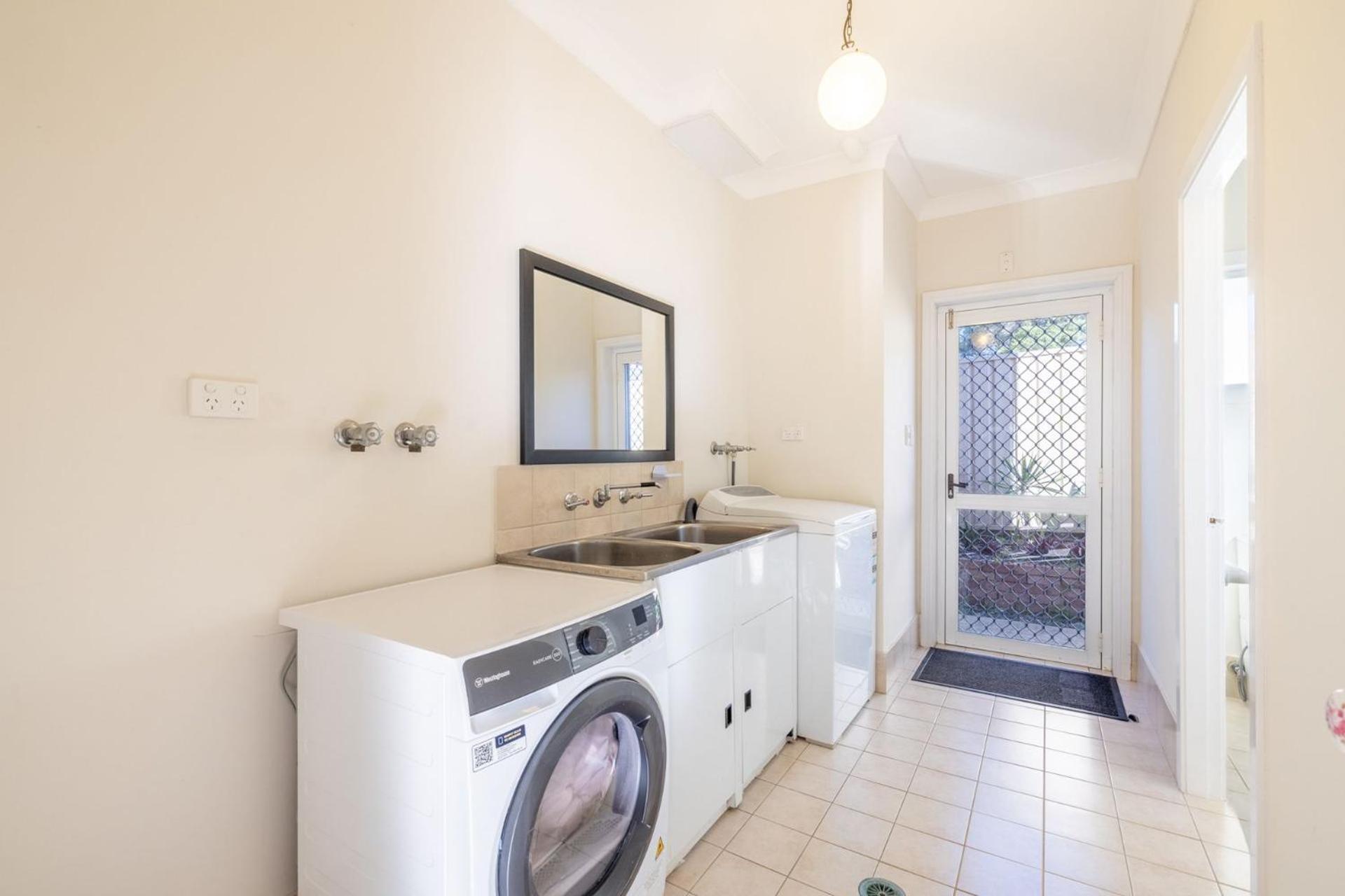 Pet friendly 24 Irawari Crescent - pool, air con, boat parking