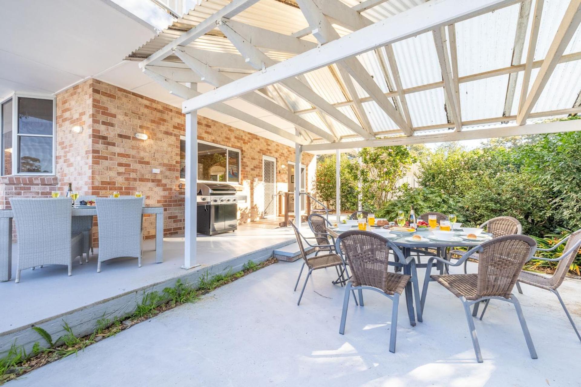 Pet friendly 24 Irawari Crescent - pool, air con, boat parking