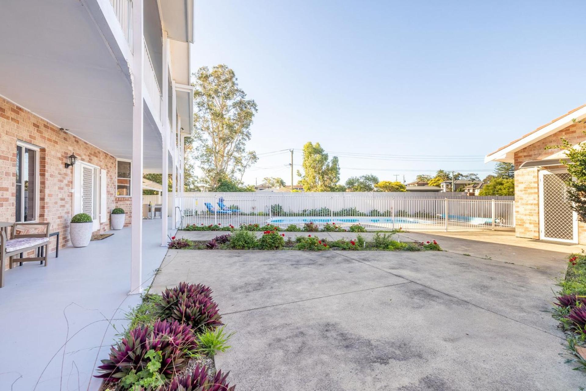 Pet friendly 24 Irawari Crescent - pool, air con, boat parking