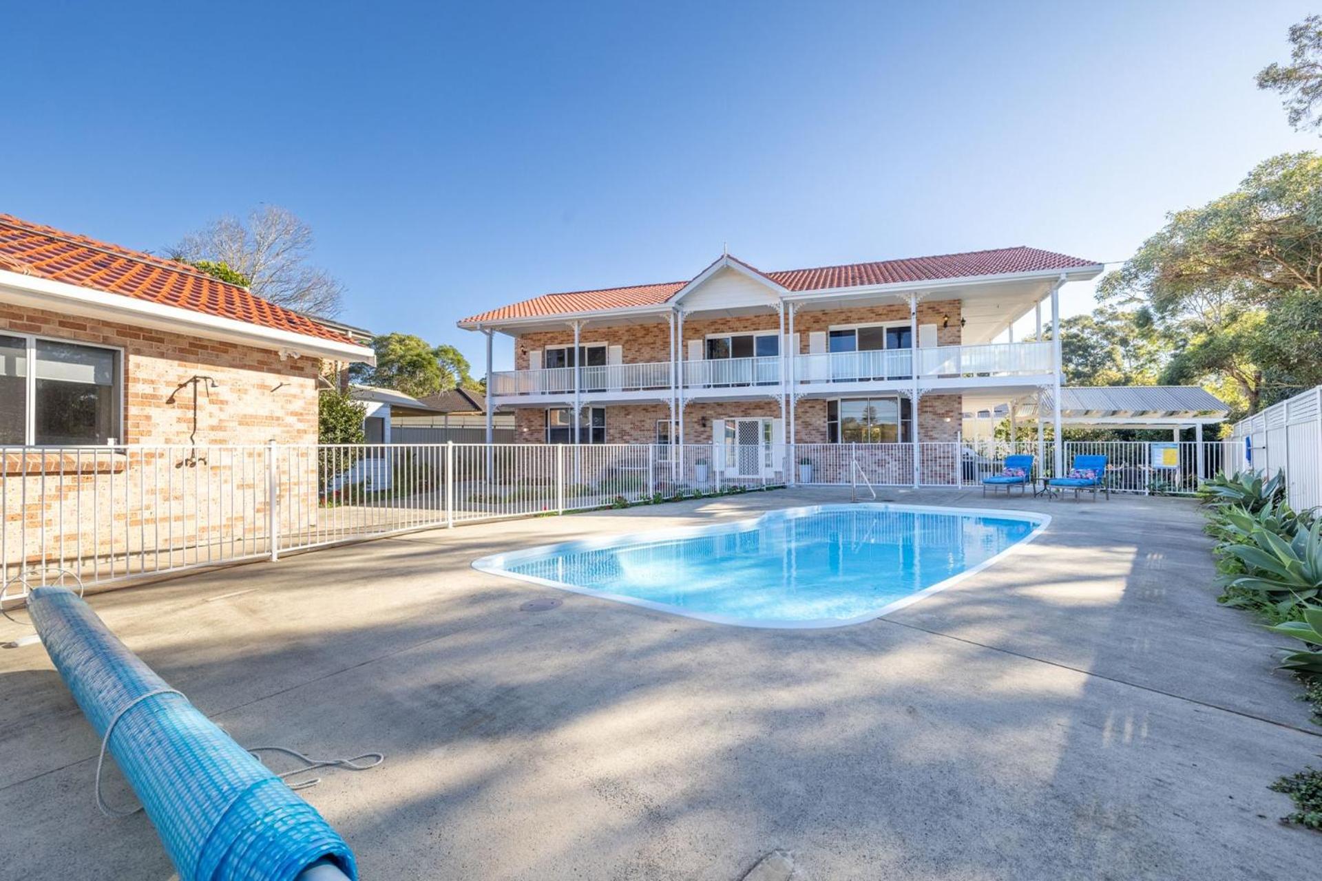 Pet friendly 24 Irawari Crescent - pool, air con, boat parking