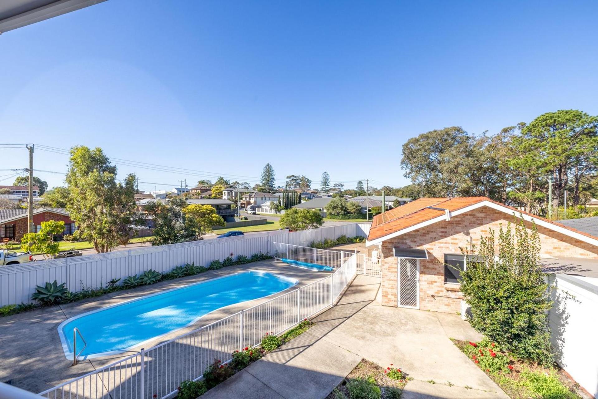 Pet friendly 24 Irawari Crescent - pool, air con, boat parking
