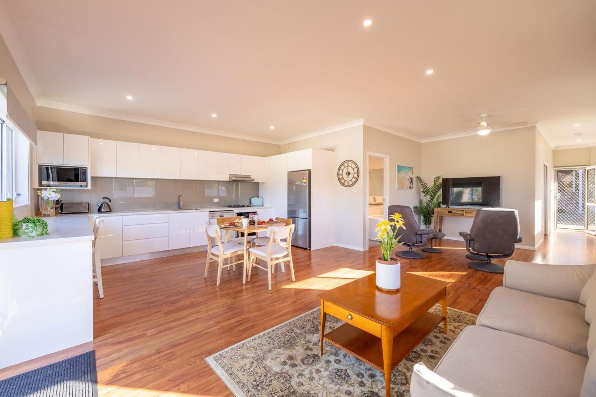 Pet friendly 24 Irawari Crescent - pool, air con, boat parking