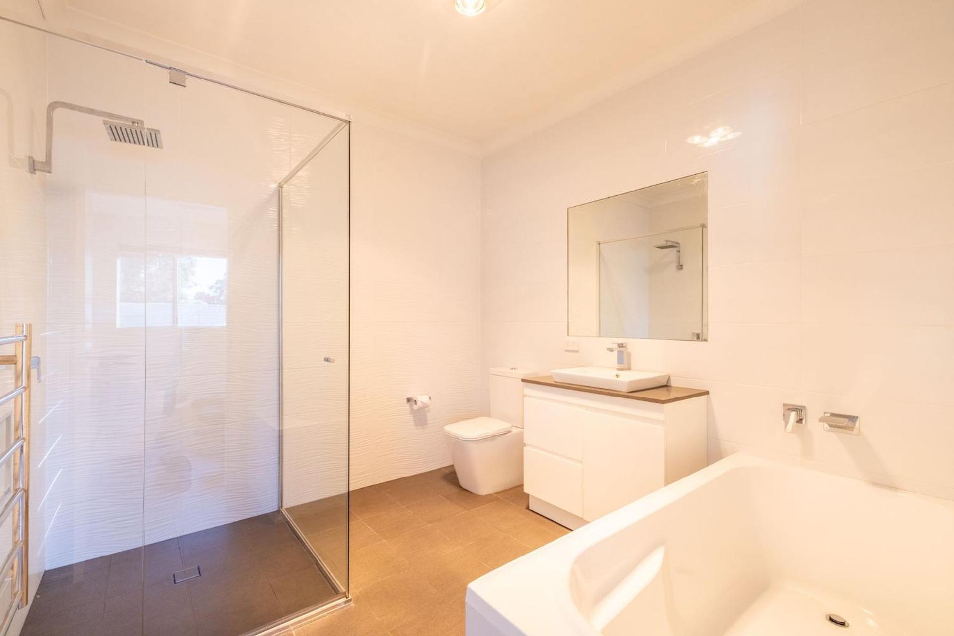 Pet friendly 24 Irawari Crescent - pool, air con, boat parking
