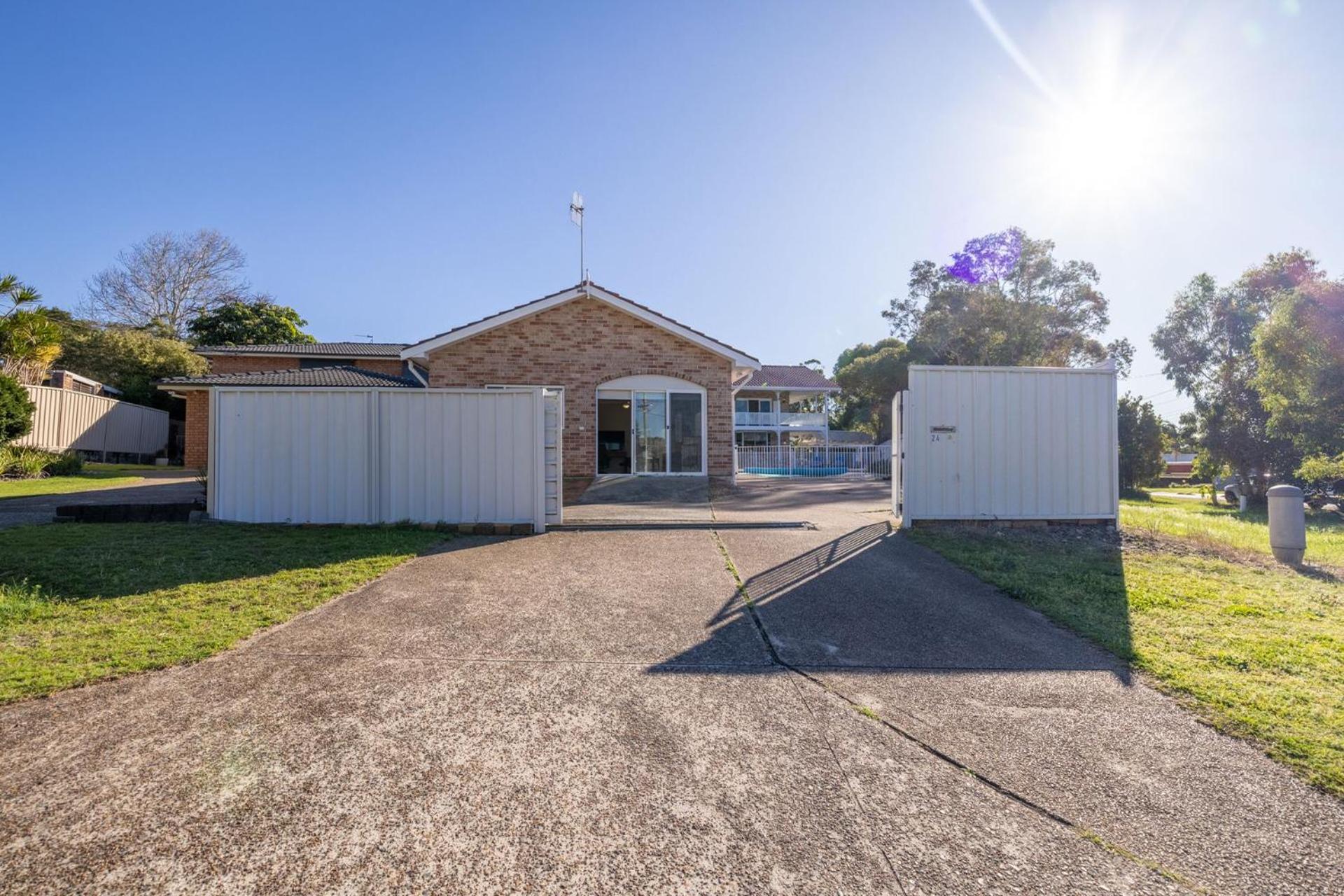 Pet friendly 24 Irawari Crescent - pool, air con, boat parking