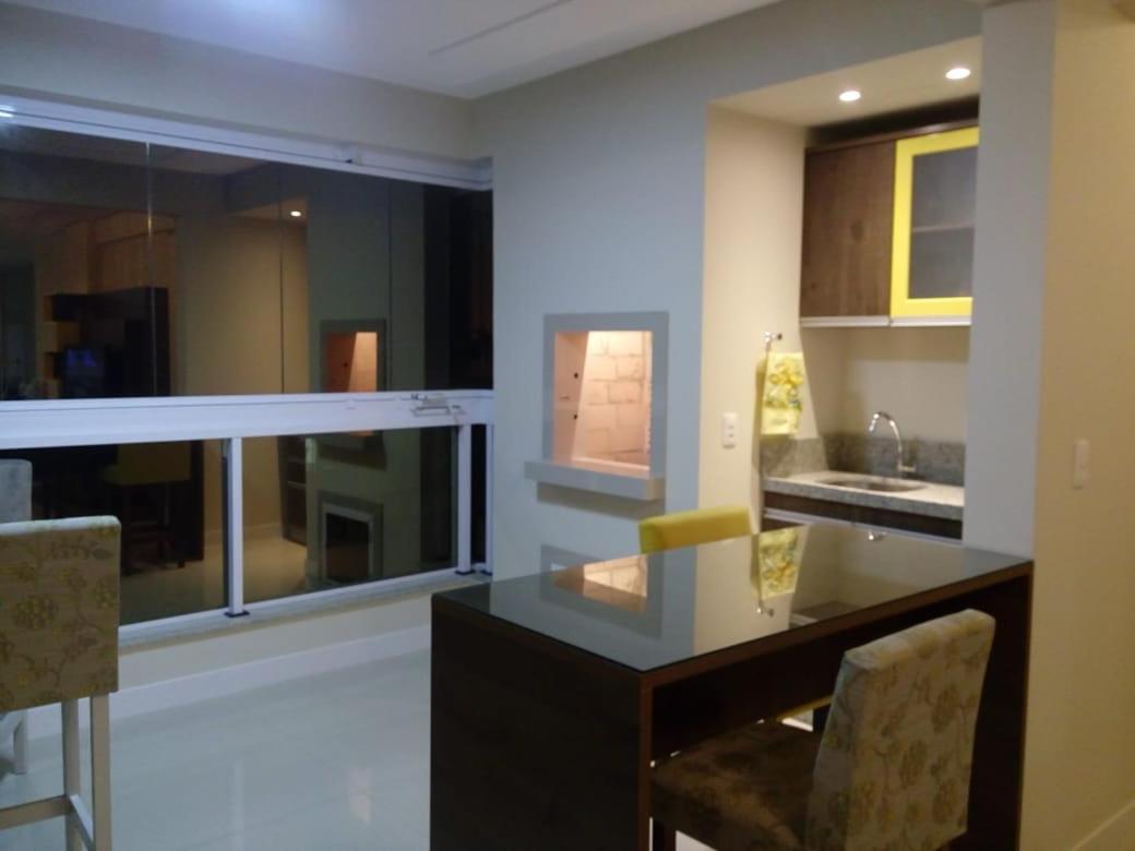 Apartamento em meia praia aconchegante
