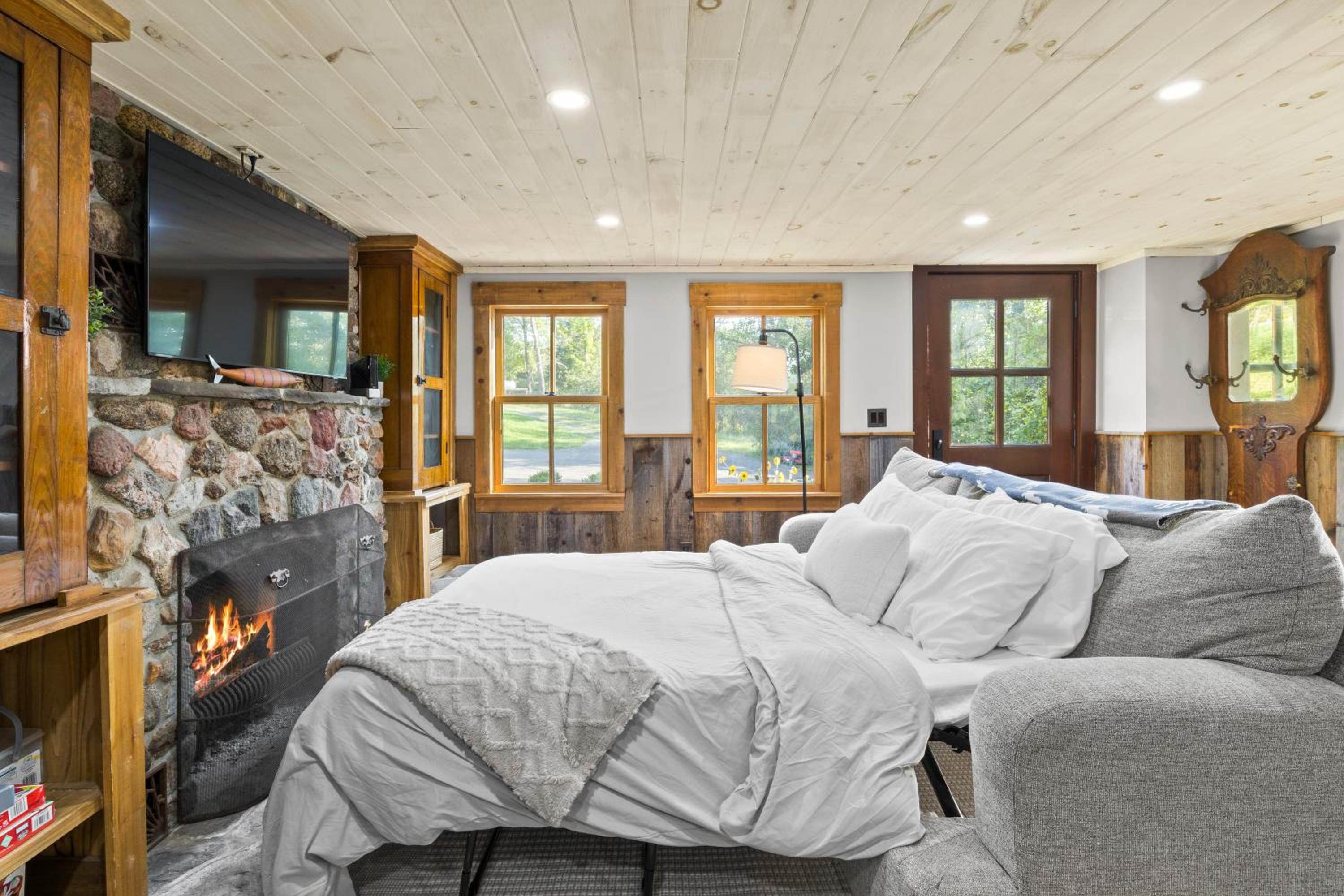Cozy Two Bedroom Home On Canandaigua Lake view 5