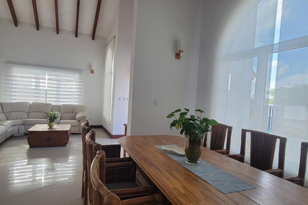 3-Bedroom Home - Raquet Club guest, near Palm Beach