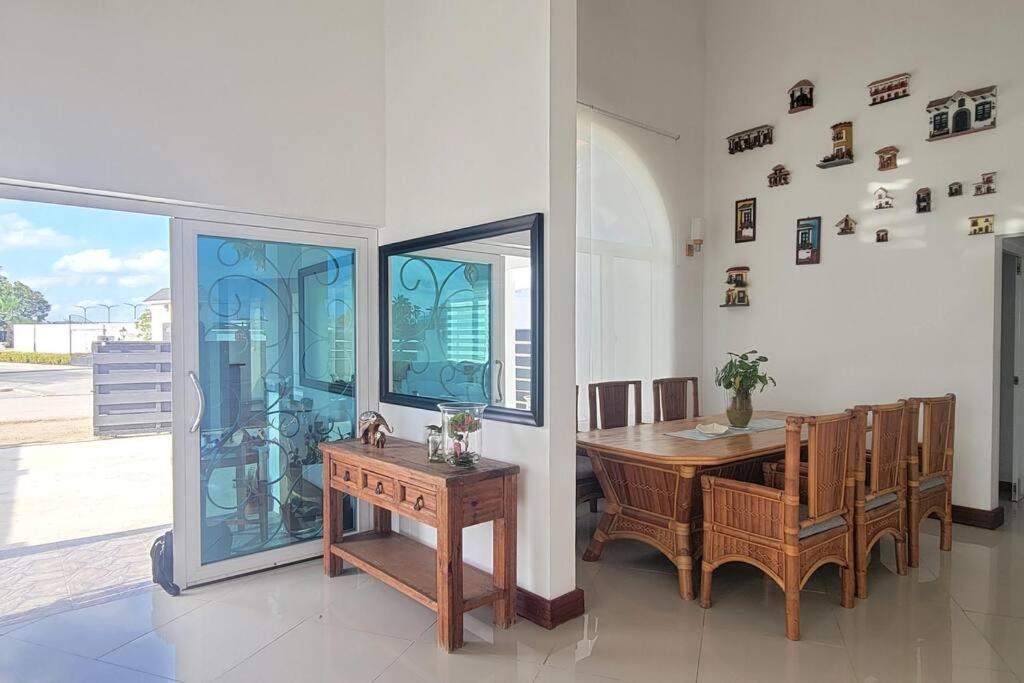 3-Bedroom Home - Raquet Club guest, near Palm Beach